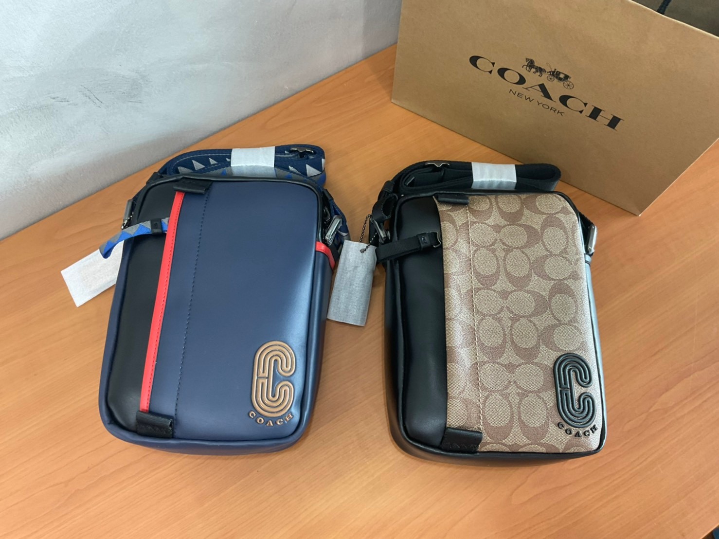 COACH NORTH/SOUTH EDGE CROSSBODY (COACH 5626) IN SIGNATURE CANVAS (COACH 6788) กระเป๋าสะพายผู้ชาย กระเป๋าสะพายรุ่นใหม่ ชนช็อป (!!)รุ่นหายาก สี COBALT MULTI วัสดุทำจาก หนังลูกวัวแท้ เนื้อเรียบ พิมพ์ลาย ขนาดกำลังดี