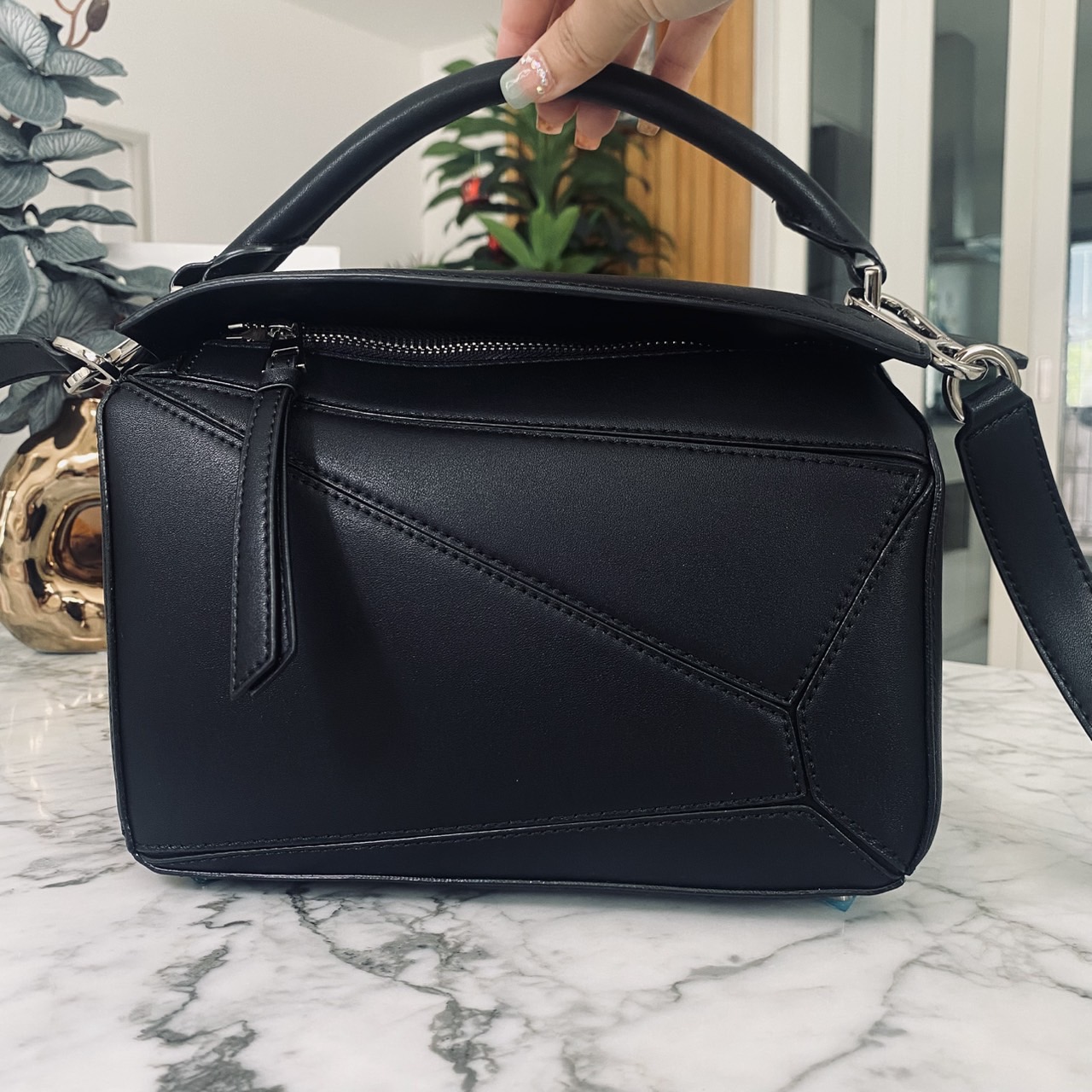 LOEWE Puzzle bag in smooth leather กระเป๋าสะพายทรงกล่องเรียบแต่หรูคูลและเท่ห์ สุดยอดแบรนด์ที่ดีไซน์เป็นเอกลักษณ์ โดดเด่น สไตล์พัซเซิล ใช้ได้ทั้งชายหญิง