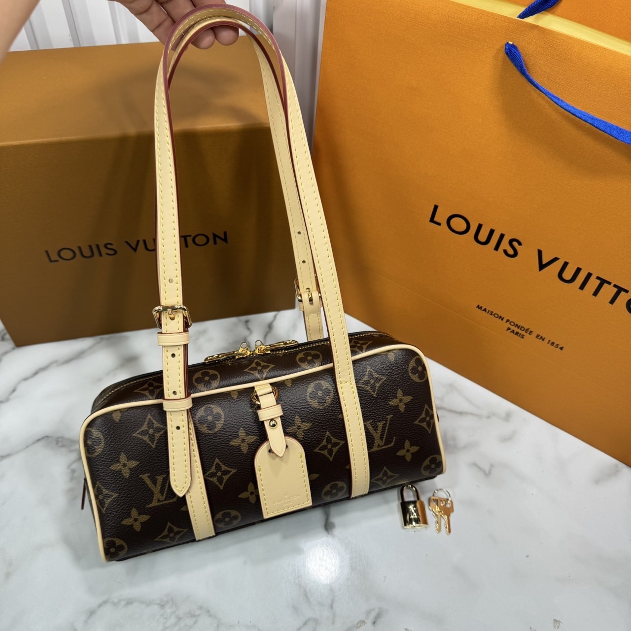 ORI หนังแท้ | LV Hang On bag กระเป๋าสะพายดีไซน์วินเทจ ปรับดีไซน์กระเป๋าถือรุ่น Cité คลาสสิกจากยุค'80s เป็นทรงโบว์ลิ่งร่วมสมัย