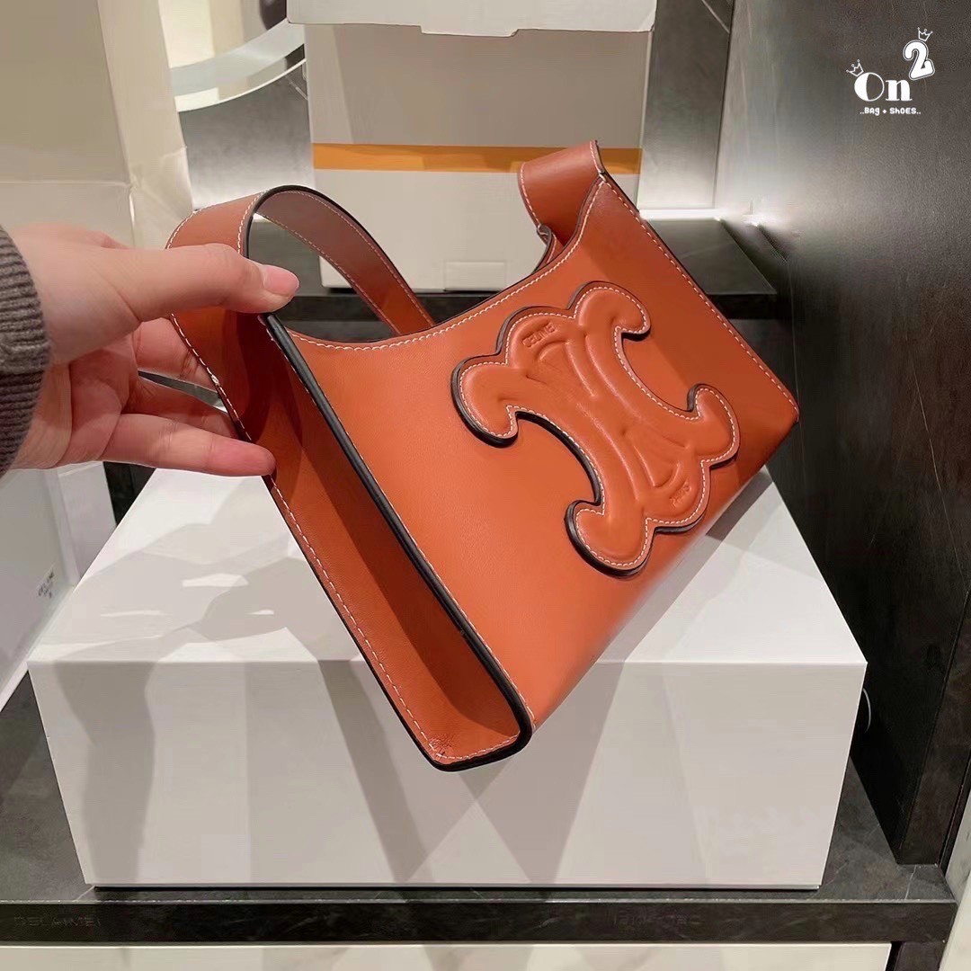 CELINE TRIOMPHE SHOULDER BAG กระเป๋าสะพายไหล่ดีไซน์เรียบหรูและดูทันสมัย ให้คุณเลือกสะพายในชีวิตประจำวันเข้ากับการแต่งตัวสบาย ๆ หรือจะสะพายออกงานปาร์ตี้สังสรรค์ก็ช่วยให้คุณดูโดดเด่น มีรูปทรงที่ดูแข็งแรงจึงไม่เสียรูปทรงแม้ใส่ของจำนวนมากก็ตาม รุ่นใหม่ ซิปบน 