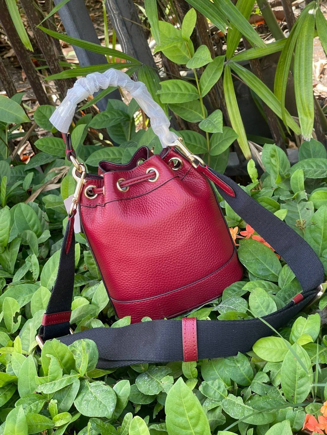 COACH DEMPSEY BUCKET BAG 15 WITH COACH PATCH AND HEART CHARM สวยงามด้วยดีไซน์ทรงตะกร้าแบบมินิมอลแสนน่ารัก ดีเทลสะดุดตา รูปทรงจดจำง่าย ถือแบบชิคๆ หรือยิ่งไปกว่านั้น สายสะพายของกระเป๋าก็สามารถถอดออกเพื่อเปลี่ยนรูปแบบการสะพายได้ทั้งแบบสะพายไหล่และสะพายคาดลำต