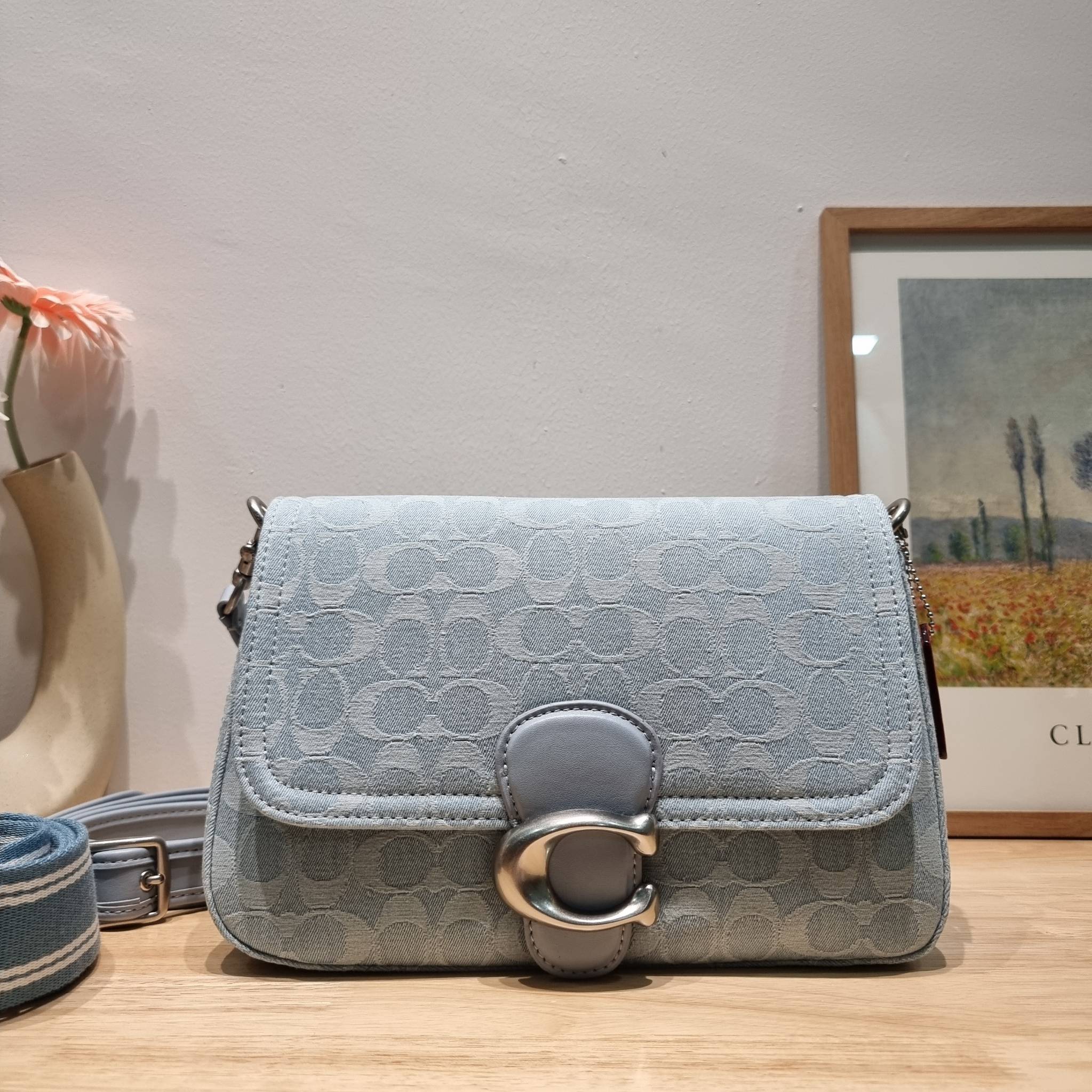 COACH CJ854 SOFT TABBY SHOULDER BAG IN SIGNATURE DENIM ฉุดไม่อยู่แล้วจริงๆกับไอเท็มนี้ ที่ร้อนแรงแบบปังๆไปเลย!! กระเป๋าสะพายไหล่/สะพายข้าง ดีไซน์วินเทจย้อนยุค สวยคมชัด คลาสสิคใช้ได้ทุกลุค