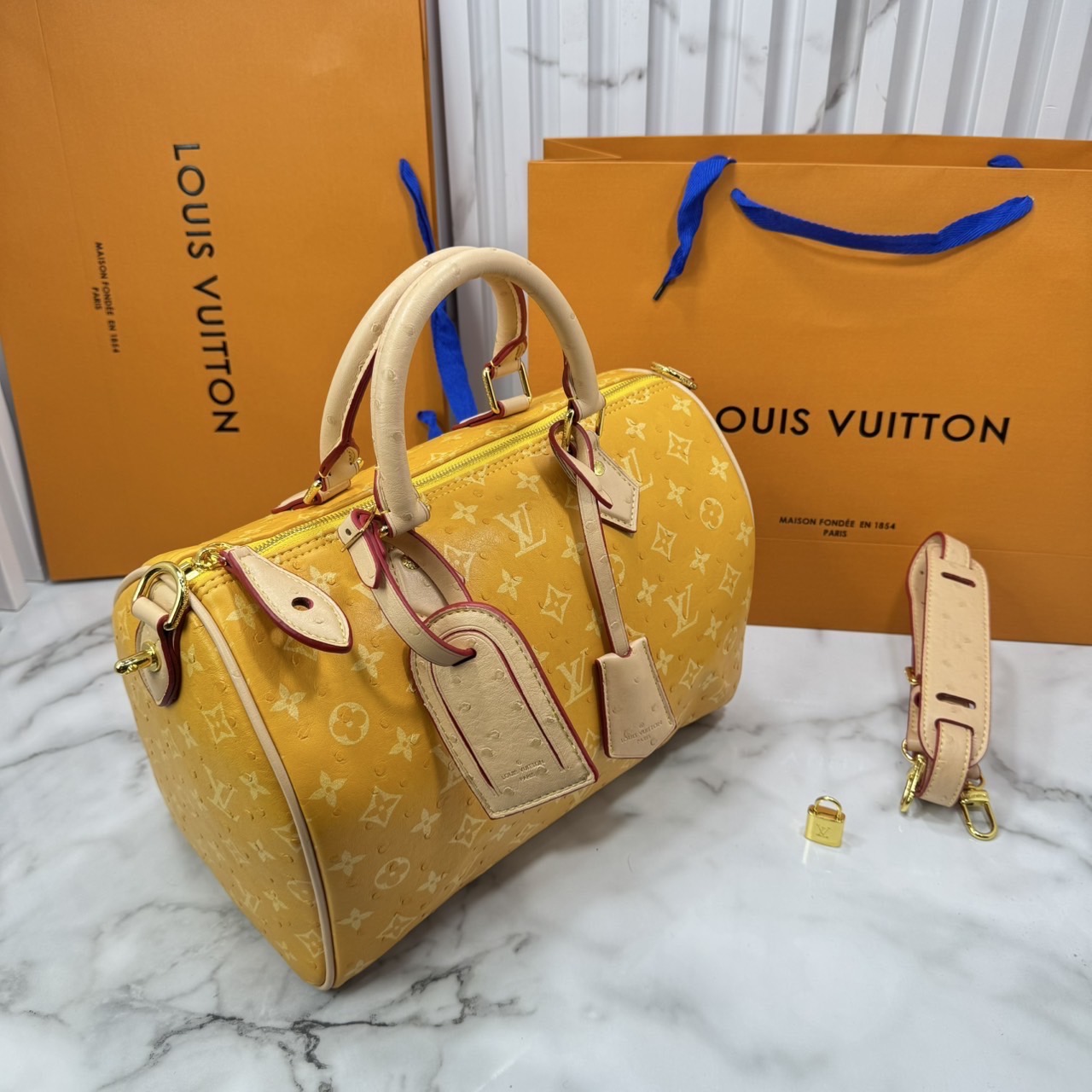 ORI หนังแท้ | LV Speedy P9 Bandoulière 30 Bag กระเป๋าสะพายทรงหมอนสปีดี้ใบใหญ่ คอลใหม่ล่าสุดหรูหราโดดเด่น แต่งลายนูนเพิ่มเท็กเจอร์เต็มใบ รูปทรงใช้งานง่ายสวยตลอดกาล