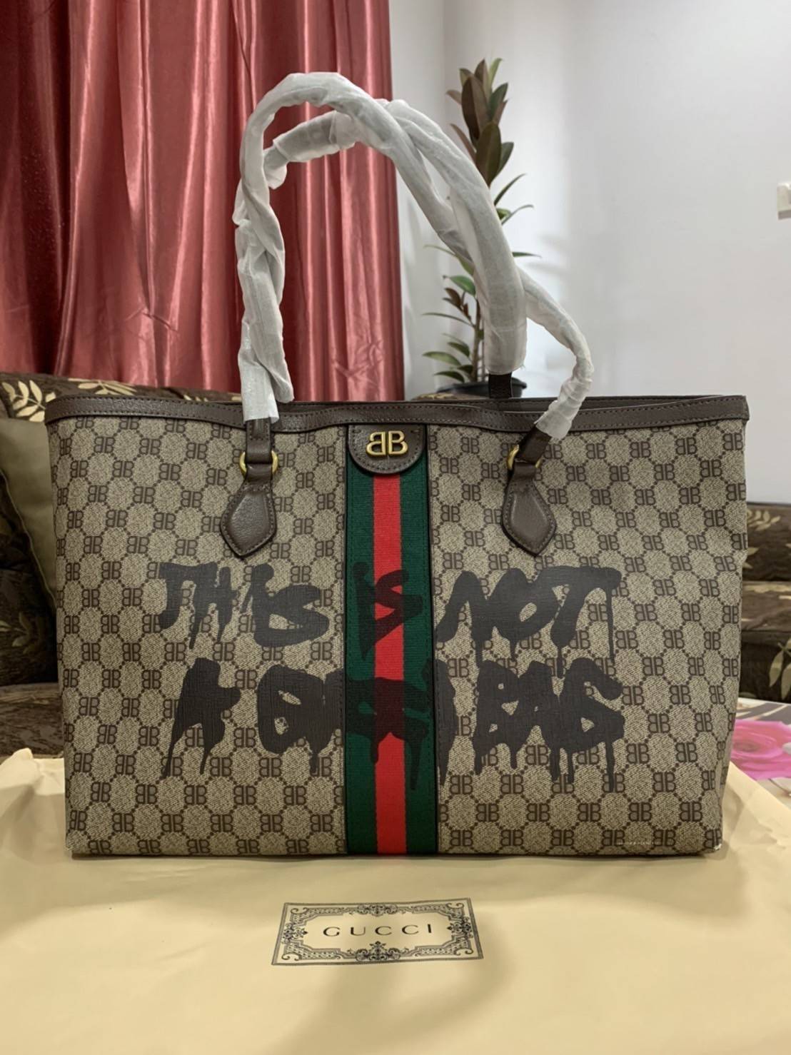 Gucci x Balenciaga The Hacker Project Graffiti Tote กระเป๋าช้อปปิ้งทรงโท้ท โดดเด่นด้วยลวดลายเพ้นท์กราฟฟิตี้ ใบใหญ่ จุสัมภาระได้อย่างจุใจ