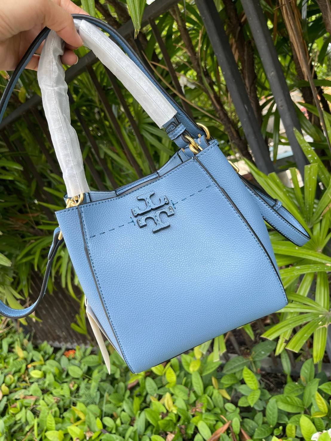 TORY BURCH McGraw Small Bucket Bag ดีไซน์ทรงตะกร้าแสนน่ารัก ดีเทลสะดุดตา รูปทรงจดจำง่าย สาว ๆ คนไหนที่เบื่อกระเป๋าถือทรงเดิม ๆ ลองมาดู Collection นี้กันดีกว่าค่ะ