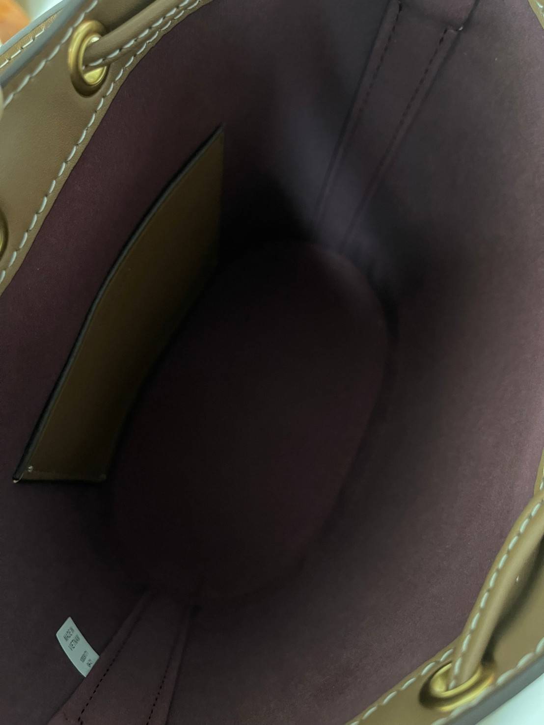 Tory Burch T Monogram jacquard bucket bag เปิดตัวกระเป๋า T MONOGRAM รุ่นใหม่ล่าสุดจาก TORY BURCH ครั้งแรกกับโมโนแกรม ที่ได้รับแรงบันดาลใจมาจากโลโก้สุดคลาสสิก กลับมาอีกครั้งในรูปแบบของ ลวดลาย T Monogram ที่ผสมผสานความร่วมสมัยเข้ากับความเป็นเอกลักษณ์ของแบรน