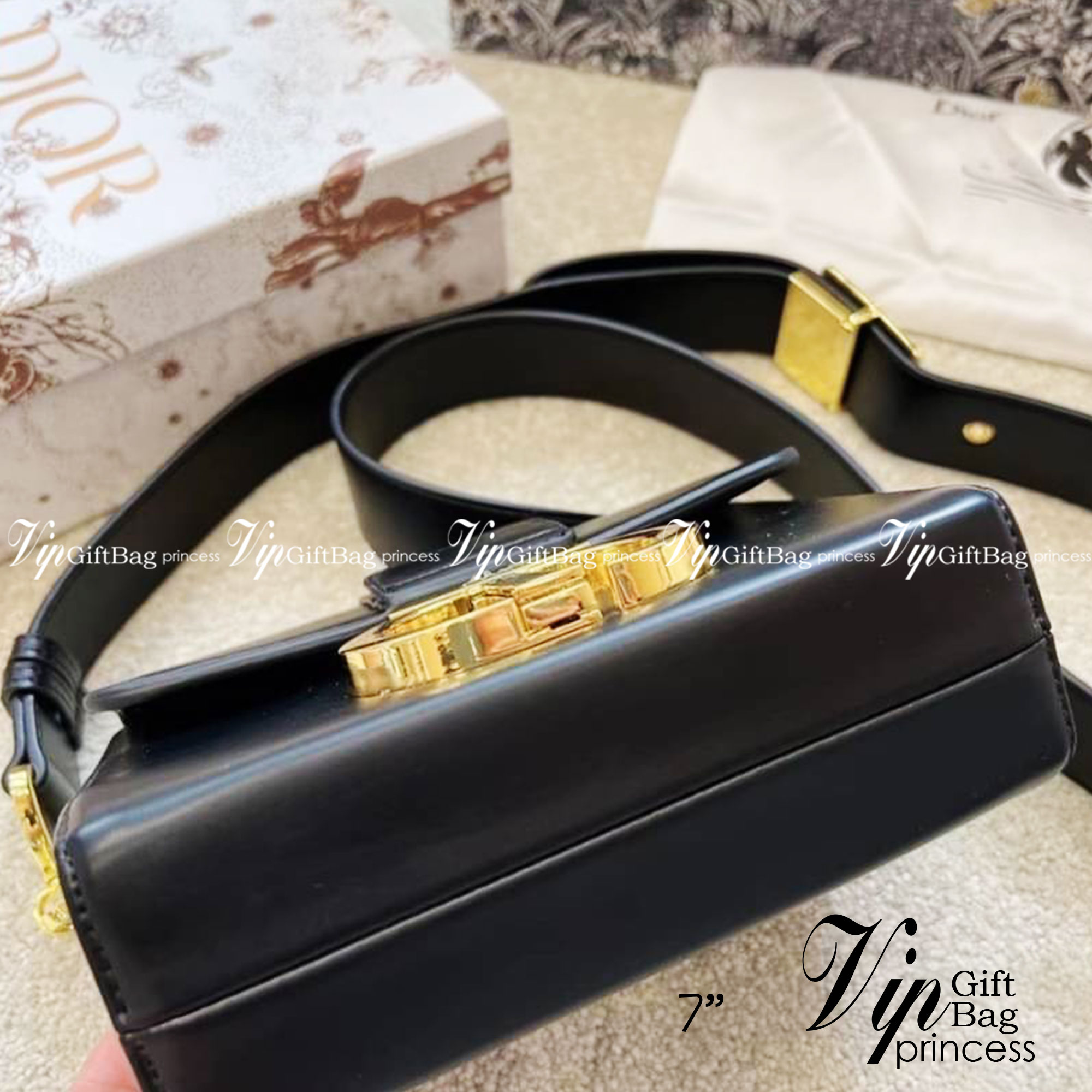 Dior 30 Montaigne Box Bag 7" / DIOR MINI BAG กระเป๋าสะพายดิออร์ เอกลักษณ์ของความหรู ไซส์มินิทรงสี่เหลี่ยมหนังเรียบสวยหรูอยู่ทรงเปิดปิดด้วยฝาปิดโลโก้แบรนด์อะไหล่ทอง ภายในโล่งมีโลโก้สามารถใส่มือถือของใช้จุกจิกได้ สายสะพายหนังยาวถอดได้ปรับระดับได้ สามาร
