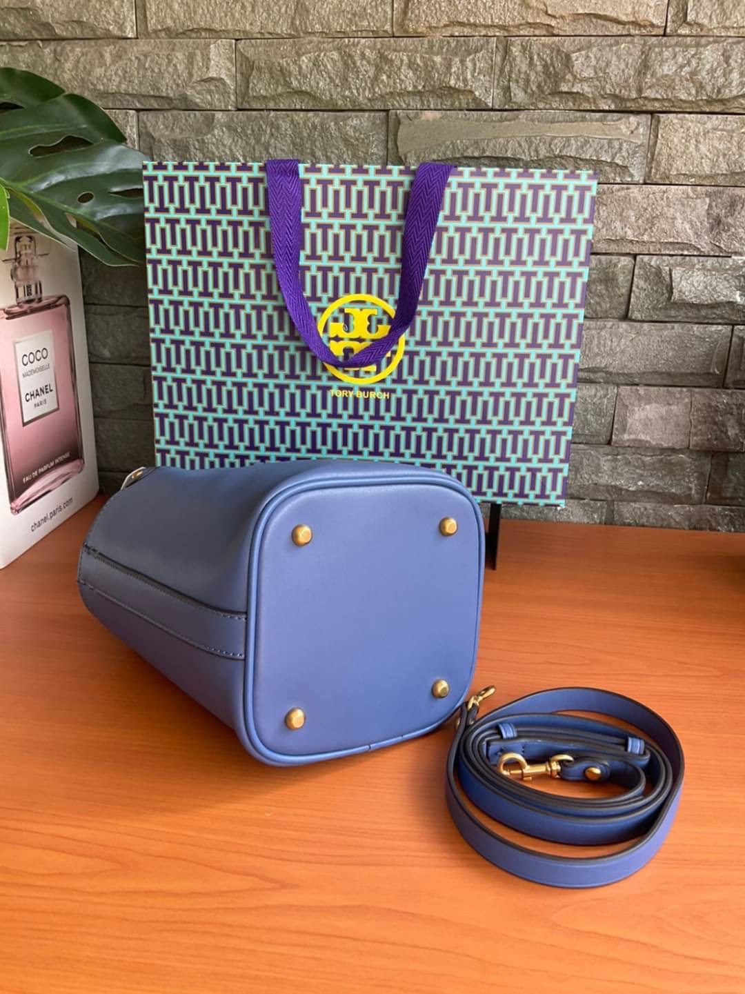 TORY BURCH LEATHER BUCKET BAG MILLER MINI BAG รุ่น 55222 กระเป๋าสะพาย Crossbody ทรงถังสวยสุดฮิต เป็นรูปทรงใหม่