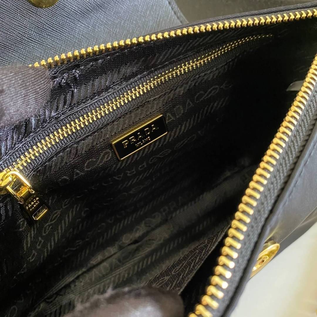 PRADA Tessuto Nylon Convertible Clutch Sling Bag / PRADA nylon crossbody bag เกรดใช้สลับใบจริง หนังแท้ ออริจินอล ใช้งานต่างประเทศได้ รุ่นในตำนานจริงๆ ค่ะ ณ ปัจจุบันยังสวยอยู่ และยังเป็นรุ่นนี้ลูกค้าเรียกร้องตลอดจริงๆ อะไหล่ โซ่เงาสวย