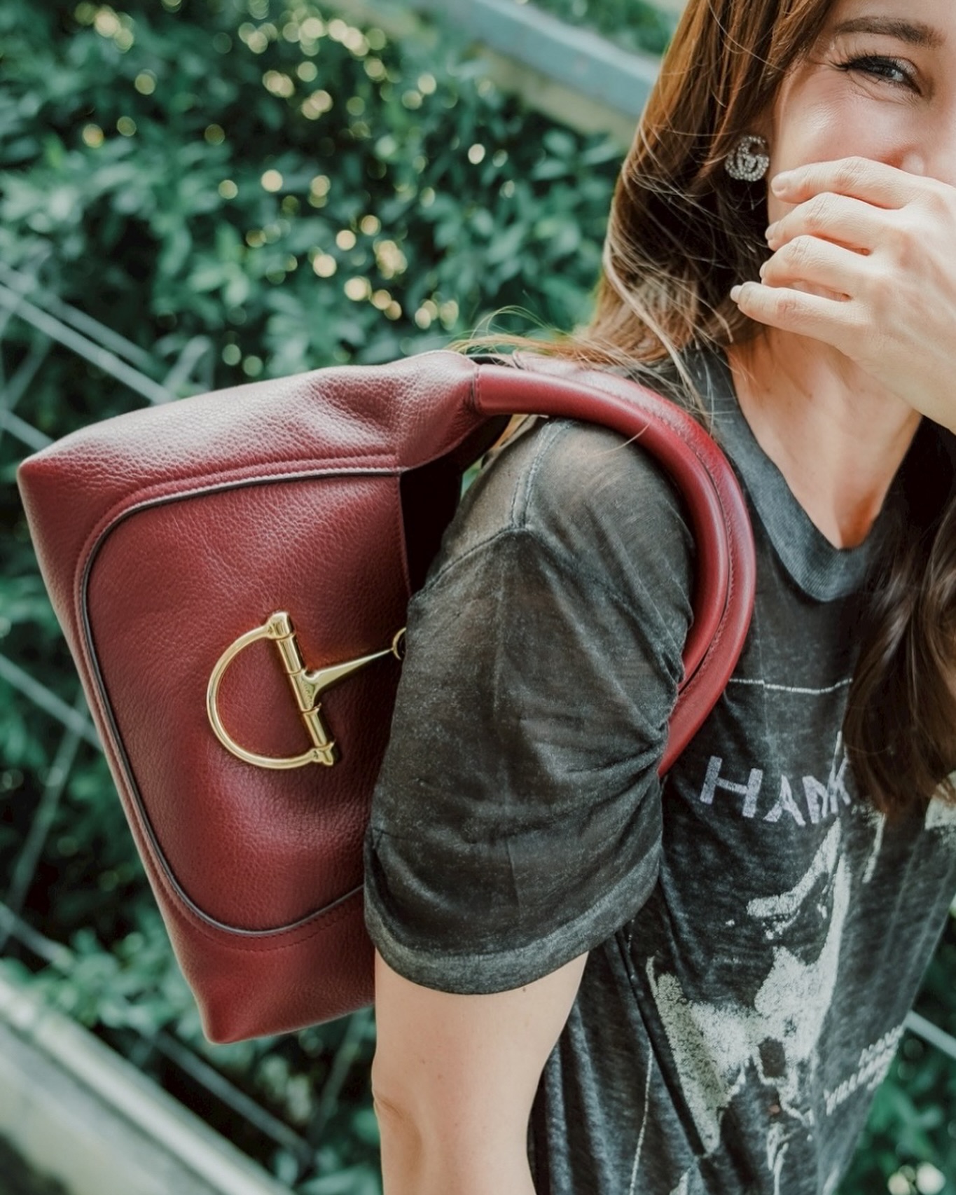 หนังแท้ | Gucci Softbit medium top handle bag โฉมใหม่ล่าสุด กับกระเป๋าสะพายรูปทรงใหม่เรียบหรูด้วยหนังลายเกรน ตกแต่งอะไหล่ Horsebit ครึ่งรูปขนาดใหญ่ด้านหน้าสวยหรูโดดเด่น สวยผู้ดี ดารา เซเลปใช้กันเพียบ