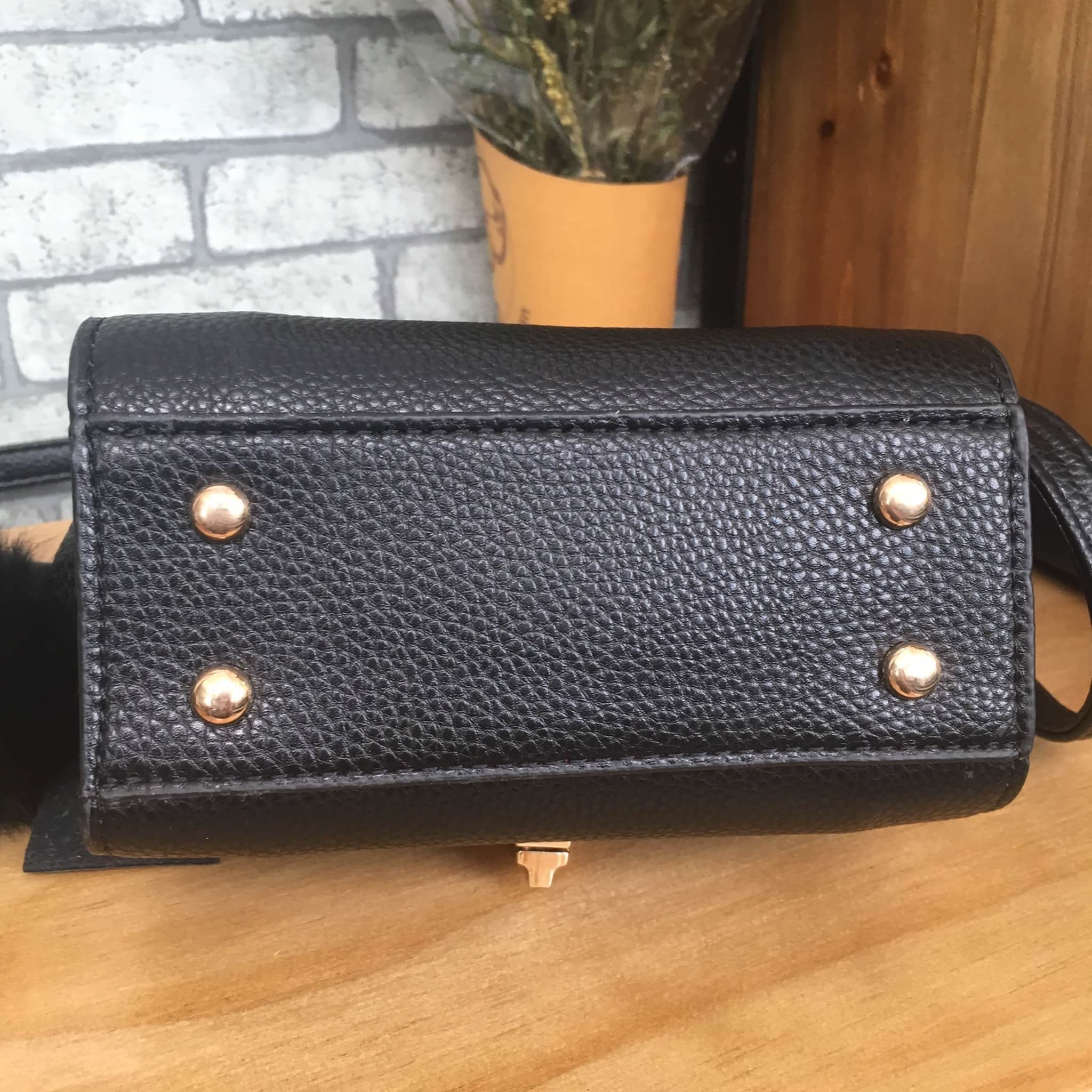 ทรงขายดี มาใหม่สวยหรูมากคะ 👑 สีใหม่ classic black กระเป๋าถือ / สะพายจาก แบรนด์ David jones หนังอย่างดี ขนาด มินิ กำลังดี มีช่องใส่ของจุกจิกด้านใน สีสวยคะ เข้ากับชุดได้ง่ายมากๆ ใบนี้แนะนำเลย #สวยมาก #ห้ามพลาดเลยคะ