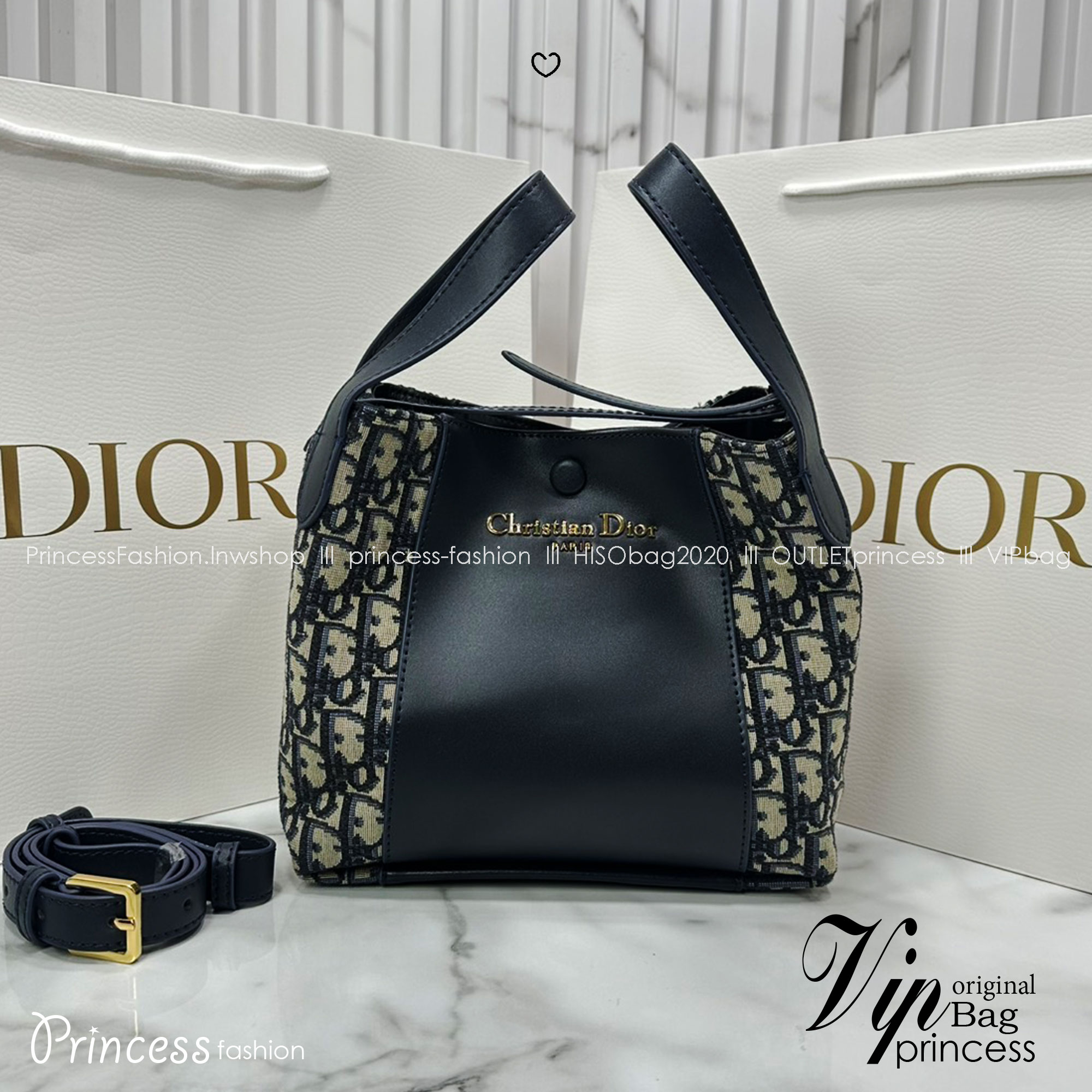 ORI หนังแท้ | DIOR Small Signature Bucket Bag / Dior bucket bag กระเป๋าทรงบัคเกตรุ่นใหม่ล่าสุด มาพร้อมกับการออกแบบที่โดดเด่น และสง่างาม เรียบหรูดูแพง มีรายละเอียดสุดวิจิตร