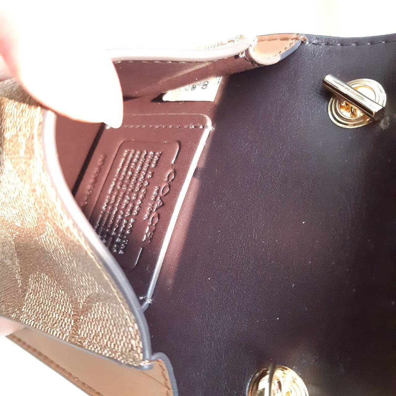 COACH PHONE CASE CROSSBODY BAG ((73486//76988//76357//39955//91046)) COACH NORTH/SOUTH CROSSBODY IN SIGNATURE CANVAS กระเป๋าใส่โทรศัพท์รุ่นนี้ มีความโดดเด่นทั้งดีไซน์และคุณสมบัติในการใช้งาน ด้วยลวดลายที่มีซิกเนเจอร์เป็นเอกลักษณ์แล้ว ด้านหลังยังมีช่องใส่กา