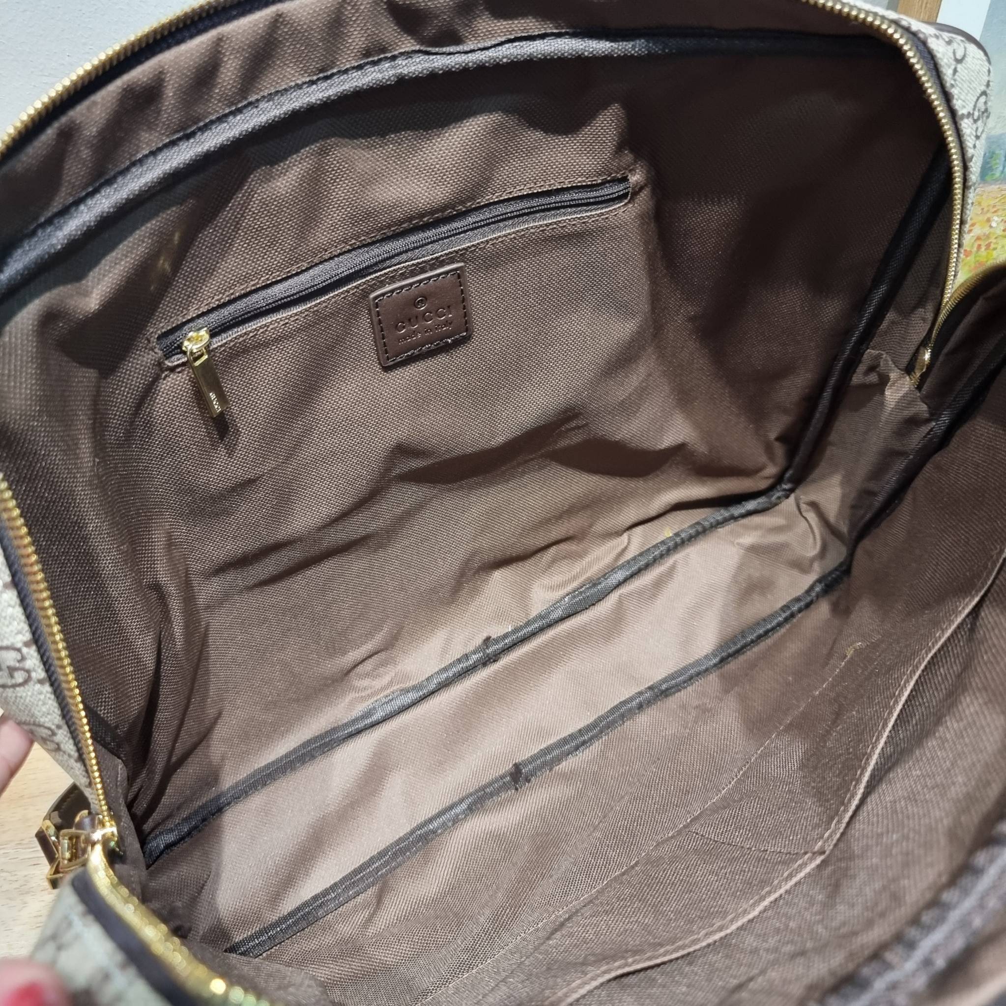 GUCCI BRIEFCASE / GG Supreme work bag / GG laptop bag / GG CLASSIC BRIEFCASE MESSENGER ไอเท็มสุดปัง!! ที่เหมาะสำหรับคนทำงานออฟฟิศมากๆ กระเป๋าถือรุ่นคลาสสิค ใส่เอกสาร โน๊ตบุ้ค อุปกรณ์การทำงานต่างๆได้สบายมาก