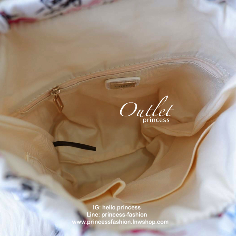 guess kacee front flap mini backpack กระเป๋าเป้สุด cool ด้านหน้าติดชื่อแบรนด์ เปิดปิดด้วยกระดุมแม่เหล็ก และรูดเชือกปิด ด้านหน้ามีช่องซิป และด้านข้างทั้ง 2ข้าง มีช่องใส่ของได้ รุ่นนี้น่ารักเว่อ วัสดุกันน้ำได้อีก ช่องด้านในใส่ของได้เยอะ และยังมีซิปอีกด้วย ส