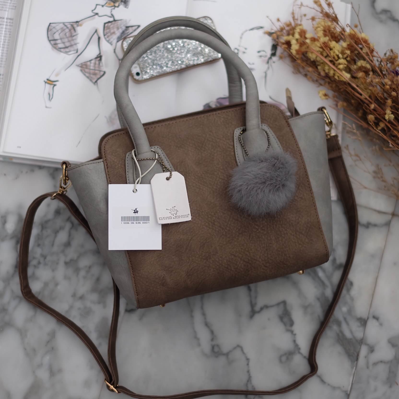 รุ่นขายดีที่สุด!! จากแบรนด์ DAVID JONES หนังกลับ สวยมาก พร้อมส่ง 3 สีเลยค่า ทรงเก๋มากๆค่า 😍 ตัวกระเป๋าขนาดกะทัดรัด #น้ำหนักเบา จุของคุ้มมากๆ คะ สีกระเป๋า เข้ากับชุดง่ายมากคะ มีปอมๆ เข้า set กับกระเป๋าด้วยนะคะ ใบนี้ #แนะนำเลยค่าสวยเลอค่า