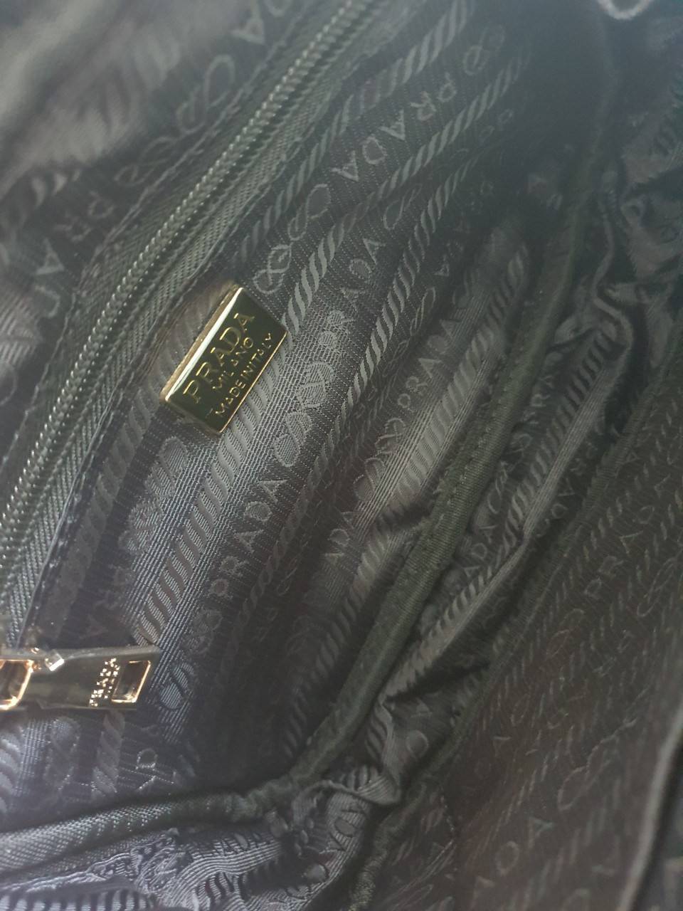 รุ่นใหม่มาแรง จากงานพรีเมียมกิ้ฟท์แบรนด์ PRADA รุ่น Mini handbag มาพร้อมกันถึง2สาย สายคล้องติดกระเป๋า และสายยาว Crossbody วัสดุทำจากผ้าNylon ลายตาราง สวยหรูดูดีมากคะ เปิดปิดด้วยซิป ภายใรมีป้ายโลโก้แบรนด์ มีช่องซิปและช่องใส่ของแยกอีก บุผ้าลายแบรนด์อย่างดี 