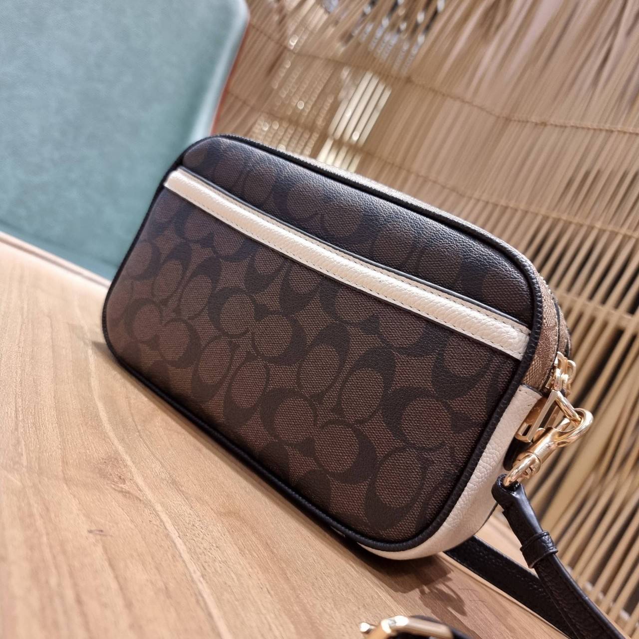 ใครที่รออยู่ห้ามพลาดเลยจร้าา! COACH JES CROSSBODY IN BLOCKED SIGNATURE CANVAS ((1767)) พร้อมส่งอีกครั้ง สินค้าขายดี กระเป๋าสะพายครอสบอดี้ร์หรือสะพายข้างได้ หนังแท้อย่างดีค่ะ 🔺สีหนังของรุ่นนี้ผสมกันได้ลงตัวดูดีมากๆทีเดียวค่ะ กระเป๋าแบบ2ช่องซิป ภายใ