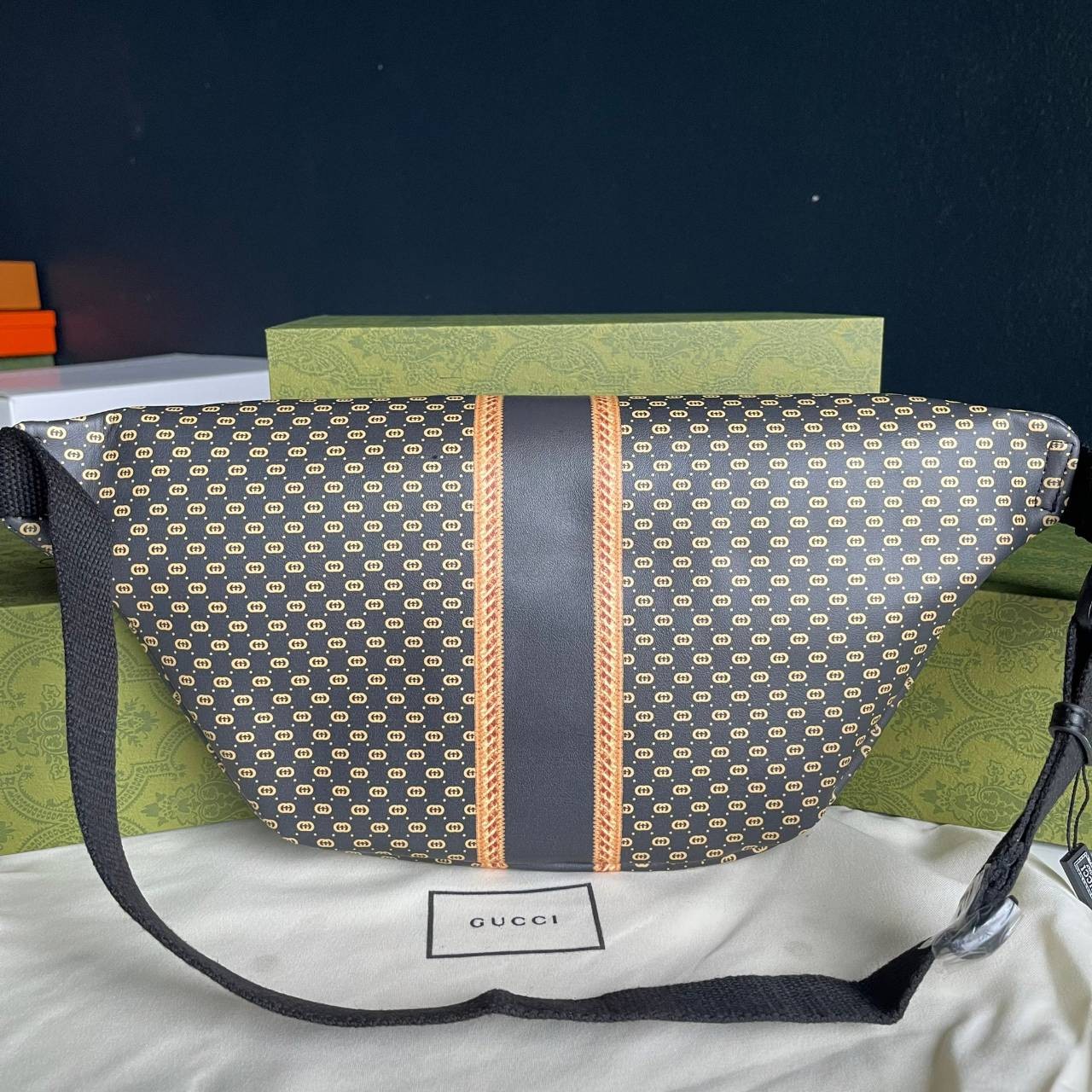 หนังแท้ GUCCI BELT BAG / GG BELT BAG กระเป๋าคาดอก/คาดเอว รุ่น Unisex ใช้ได้ทั้งหญิงชาย ภายในเป็นช่องโล่งกว้าง ใบใหญ่ขนาดมาตรฐานจุของได้เยอะ สายสะพายปรับได้ตามตัว ใบจริงเห็นแล้วหลงรัก คุ้มค่าที่สุด อีกรุ่นหนึ่งที่หลายคนตามหา งานออริสวยมาก ทำจากหนังแท้ สามา