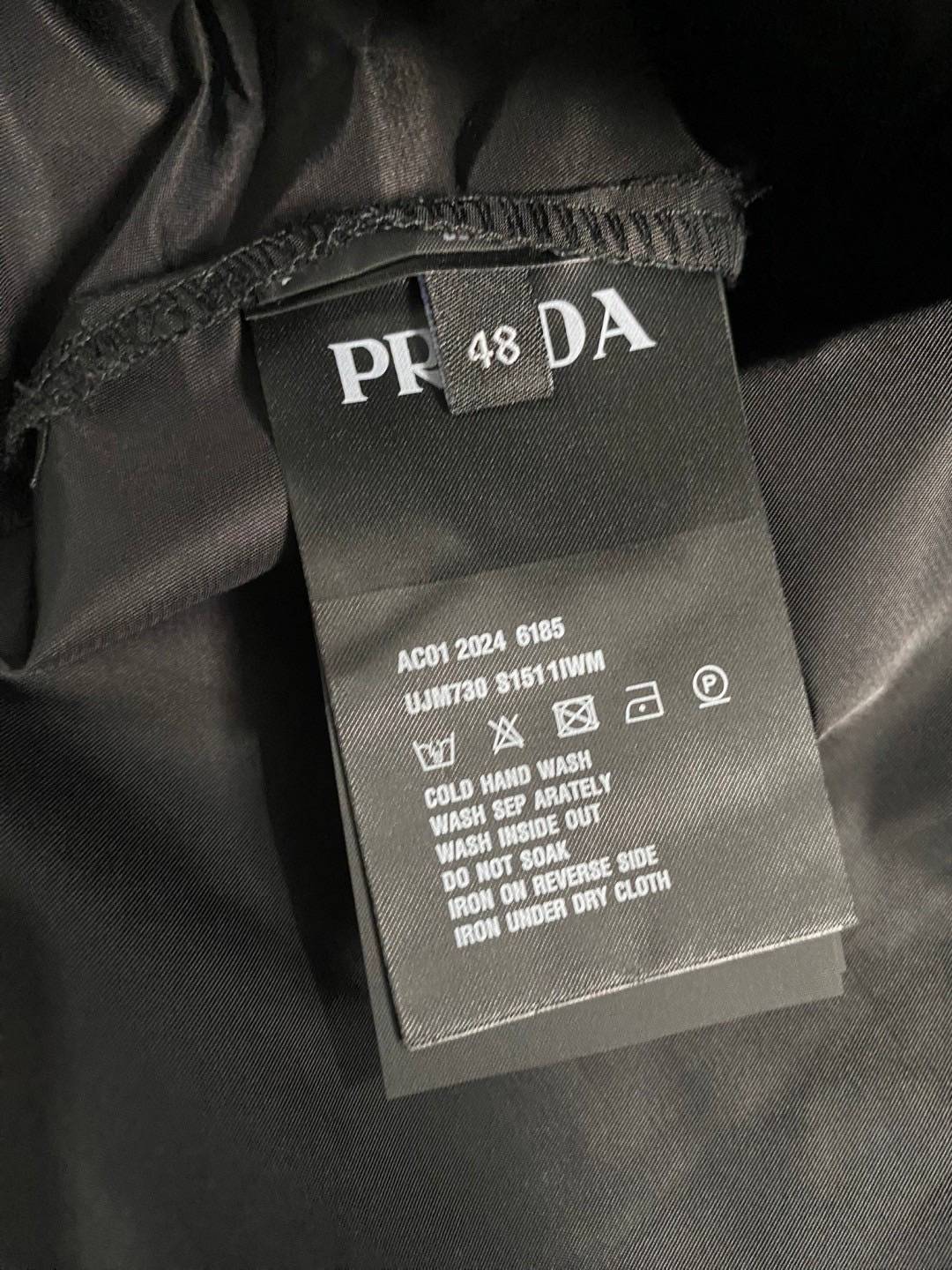 TOP ORI | PRADA Re-Nylon triangle-logo shirt เสื้อเชิ้ต ผ้าลื่น เงา งานละเอียดมากๆ งานVIP 1:1 แนะนำให้ต้องมีเป็นเจ้าของ เสื้อเชิ้ตงานแบรนด์เนื้อผ้าอย่างดีงานนำเข้าจากโรงงานเทียบแบรนด์