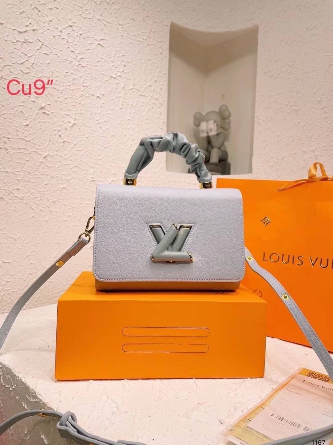 LV TWIST top handle ที่สุดของความสวยในราคาเบาๆ กระเป๋าถือสุดหรู ดีไซน์ทรงคลาสสิค ดีงามม้ากกกก!! มาพร้อมหูจับในตัว ด้วยรูปทรงวินเทจ พร้อมส่งครบ box set ในราคาที่คุ้มที่สุด จัดเถอะค่า ยืนยันว่าสวยคุ้ม!!