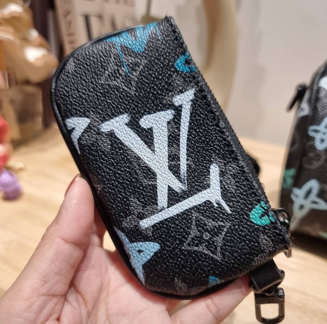 LV KEEPALL BANDOULIERE 25 MONOGRAM OTHER BAG ย่อส่วนความเท่ให้สะดวกกับชีวิตประจำวัน กับกระเป๋าสะพาย ทรงกระเป๋าเดินทางสุดคลาสสิค ด้วยดีเทลความเป็นเอกลักษณ์ เรียบแต่หรู