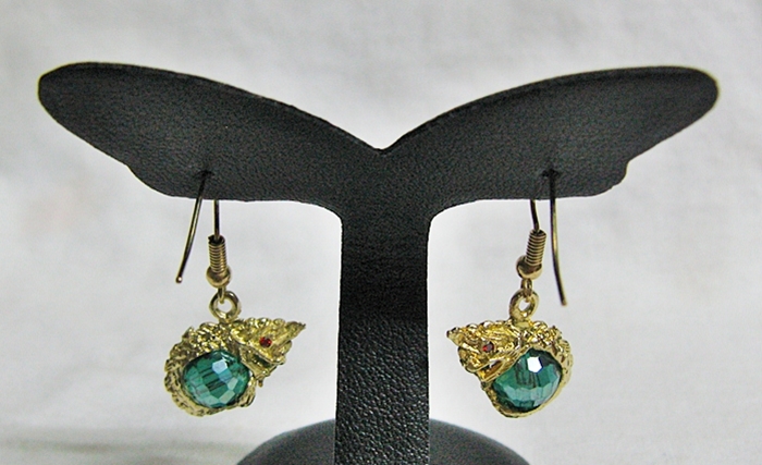 สินค้าหมดค่ะ ต่างหูพญานาคอุ้มลูกแก้วสีเขียวเข้ม(พฤษภาคม)พร้อมใบคาถาค่ะ