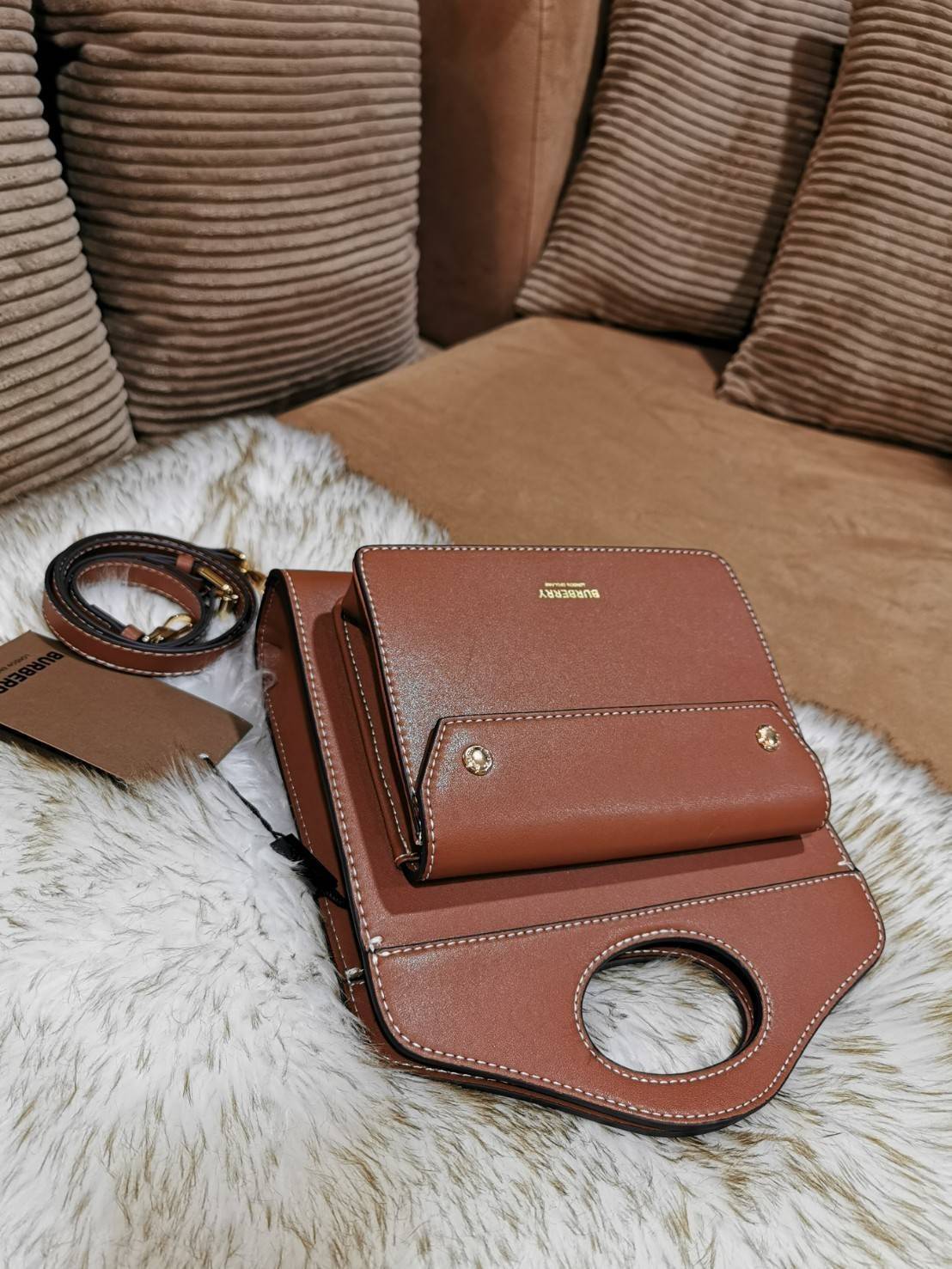 BURBERRY FRAGRANCES CROSSBODY BAG VIP GIFT WITH PURCHASE (GWP) พรีเมี่ยมกิ๊ฟ Limited Edition ใหม่ล่าสุดจาก BURBERRY PERFUME วัสดุหนังแท้ Calf Skin ทรงเหลี่ยม ดีไซน์สวยหรูอยู่ทรง ด้านหน้ามีช่องใส่ของ ภายในโล่งกว้าง มีช่องซิปแบรนด์ สามารถใส่กระเป๋าสตางค์ใบย