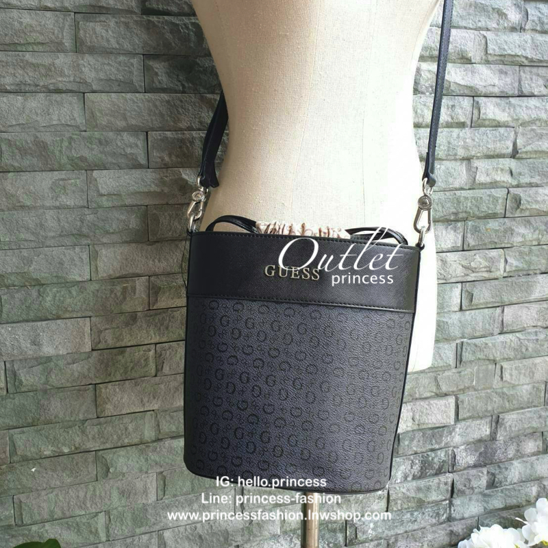3สี Guess Bucket Bag กระเป๋ารุ่นใหม่ล่าสุด อวดไอเทมแสนเก๋กับกระเป๋าทรงถังสุดน่ารัก พิมพ์ลายรอบใบ วัสดุ Saffiano PU คุณภาพดี นิ่ม น้ำหนักเบา ด้านหน้าประดับด้วยโลโก้แบรนด์สวยโดดเด่น เปิดปิดด้วยเชือกหนังใช้หูรูดปลายเชือกประดับอะไหล่เงินสะดวกใช้ ด้านในโล่งกว้