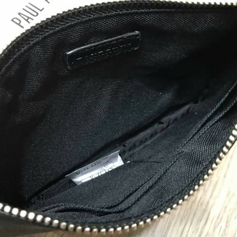 BURBERRY FRAGRANCES SIMPLE PURSE WRISTLET Gift With Purchase Limited Edition พรีเมี่ยมกิ๊ฟจากเคาน์เตอร์น้ำหอม BURBERRY FRAGRANCES วัสดุหนัง Saffiano สีดำประดับโลโก้แบรนด์สีทอง มีสายคล้องมือ เปิดปิดด้วยซิป ภายในมีโลโก้ สามารถใส่มือถือได้ทุกรุ่น ใส่แบงก์พัน