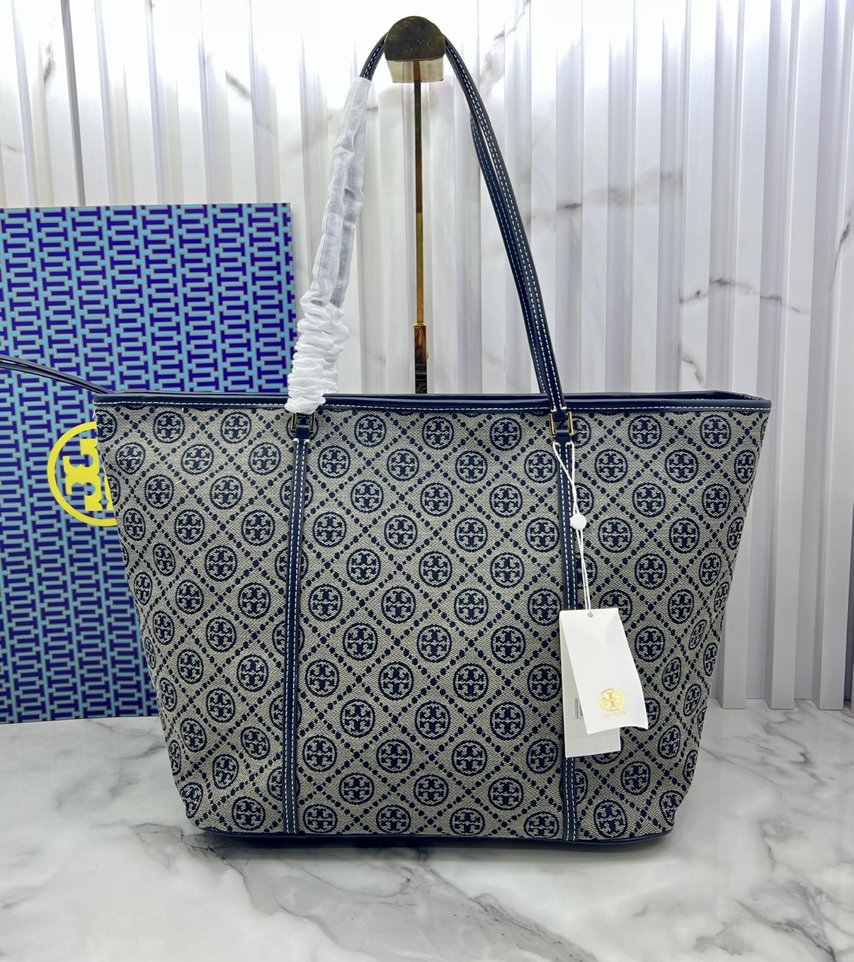 ORI หนังแท้ | Tory Burch T Monogram zip tote bag กระเป๋าทรงโท้ทใบใหญ่ทรงกว้างพร้อมใบเล็กเข้าเซ็ท ดีไซน์สายหนังแต่งคาดหน้า ตัวงานผ้าแจ็คการ์ดตัดขอบหนัง เดอะเบสท์ เซลเลอร์!!