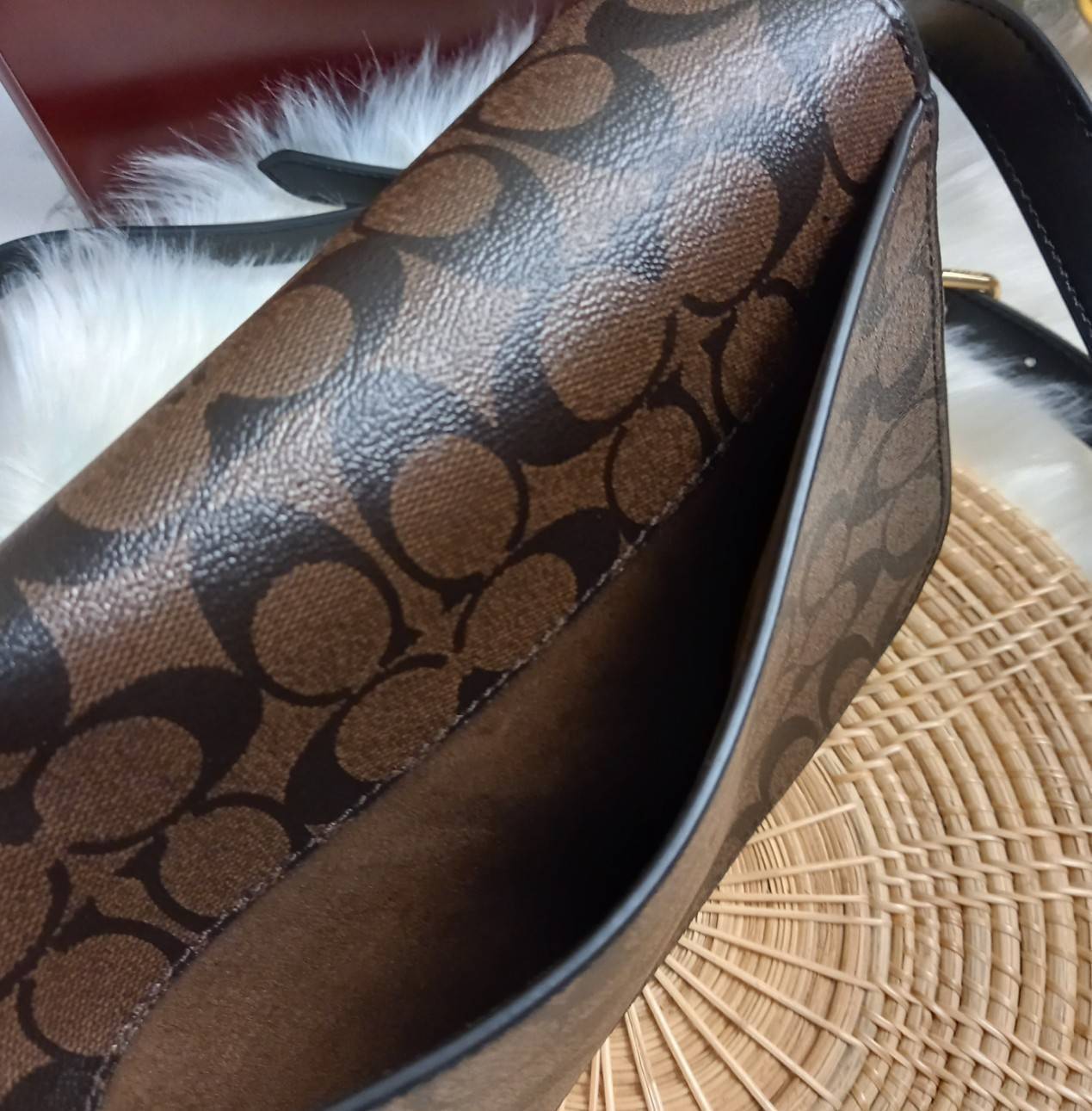 COACH BRYNN FLAP CROSSBODY IN SIGNATURE CANVAS (COACH C5633)🍁สวยหรู ทะลุ เกินเบอร์มาก//กระเป๋าสะพายข้าง หรือจะถือเป็นครัชก็เก๋แบบเลิศๆ>> มีสายยาวถอดได้ ปรับระดับได้ //วัสดุหนังแคนวาส ตกแต่งดีเทลหรูด้วยหนังแท้ และอะไหล่สีทอง งานสวย คมกริบ //เ