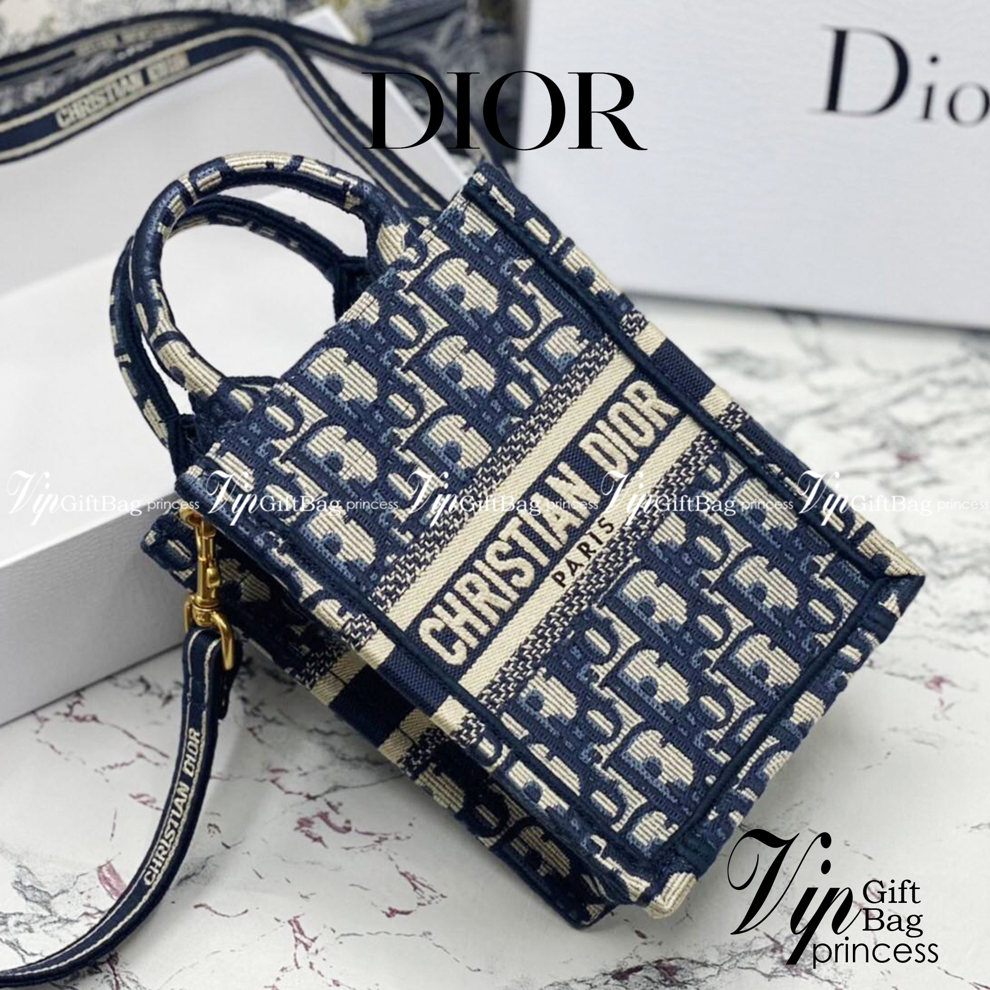 ORI 】Mini Dior Book Tote Phone Bag Blue Dior Oblique Embroidery พร้อมส่งที่ไทย ภาพสินค้าถ่ายจากงานขายจริง ใช้งานต่างประเทศได้ กระเป๋าใบมินิจะใส่โทรศัพท์ได้เช่นเดียวกับของใช้จำเป็นเล็กๆ น้อยๆ ในแต่ละวัน มาพร้อมสายสะพายไหล่แบบปักที่ปรับได้และถอดออกได้ อุปกร