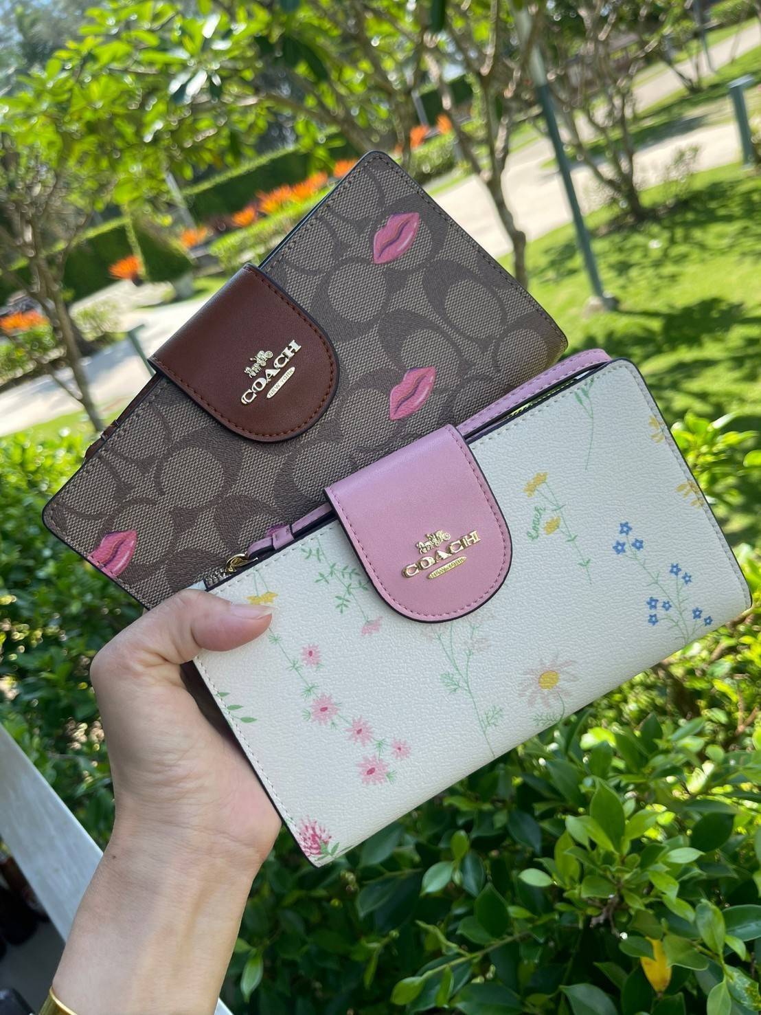 COACH TECH WALLET IN SIGNATURE CANVAS อีกหนึ่ง collection ของกระเป๋าสตางค์ที่ดีไซน์ทันสมัยให้ใช้งานได้แบบครบครัน เป็นกระเป๋าสตางค์ ที่มีช่องสำหรับใส่โทรศัพท์มือถือ ธนบัตร เหรียญ และบัตรต่าง ๆ ใช้งานแบบ2ด้าน เพิ่มความสะดวกสบายด้วยสายคล้องมือ ช่วยให้พกไปไหน