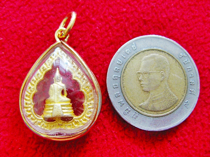 จี้หลวงพ่อโสธรเนื้อทองพ่นทรายทรงหยดน้ำพิมพ์กลางล้อมเพชรเลี่ยมทองไมครอนพร้อมใบคาถาแบบ1ค่ะ