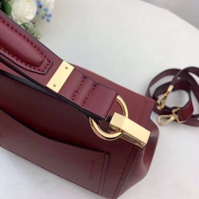 หนังแท้ Givenchy Mini Mystic Calfskin Leather Satchel / Givenchy Top Handle Bag กระเป๋ารุ่นใบใหม่จากแบรนด์หรู การออกแบบเชิงมุมโดดเด่นด้วยแผ่นปิดสามเหลี่ยมที่มีรายละเอียดพร้อมการปิดด้วยแม่เหล็ก double-G พกติดตัวไว้ที่หูหิ้วด้านบนหรือสวมสายสะพายทรงเรียวเพื่