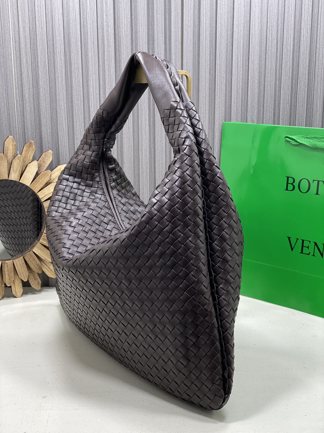 BOTTEGA Large Hop Shoulder Bag 48cm / BOTTEGA Hobo Bag กระเป๋าสะพายไหล่ใบใหญ่ จุของได้เยอะมาก ดีไซส์สานเป็นเอกลักษณ์สวยงาม