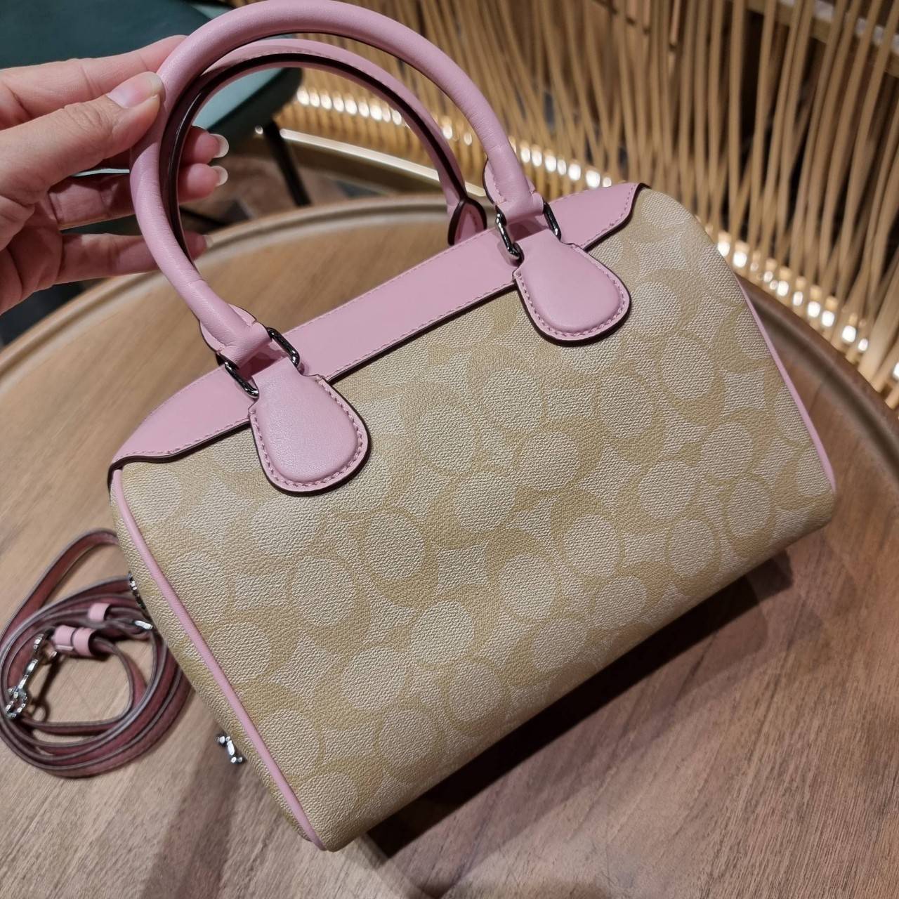 COACH F32203 MINI BENNETT SATCHEL IN SIGNATURE CANVAS กลับมาอีกครั้ง!! กับกระเป๋าทรงหมอนยอดฮิต 🥳 มีกี่สีก็ขายหมด วัสดุหนังแคนวาสเคลือบลาย ทรงสวยใช้งานได้ทุกโอกาส ภายในโล่งกว้างใส่ของได้เยอะ มีหูจับในตัว และสายสะพาย crossbody ปรับได้ตามตัว ใบนี้ไม่