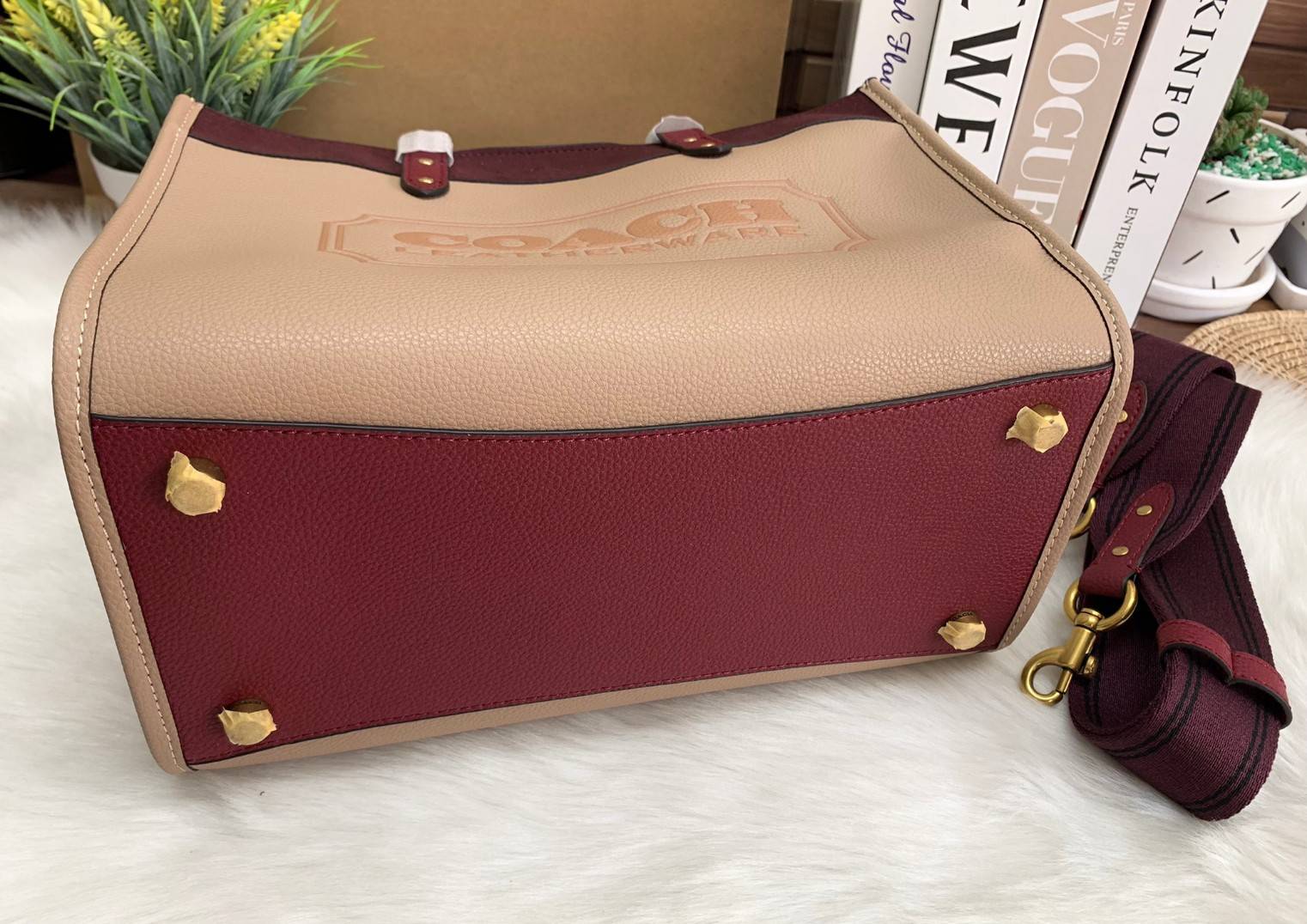 COACH FIELD TOTE IN COLORBLOCK WITH COACH BADGE ((C6035)) 📌พร้อมส่ง ยังไม่มีในไทยแน่นอนนจ้าา😘 กระเป๋าทรง Tote ที่สาวๆต้องมีติดตัวสักใบ! รุ่นนี้ใช้หนังแท้อย่างดี หนังนิ่ม สวยมากๆค่ะ หลงรักแน่นอน