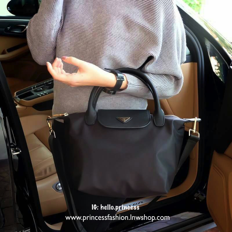 PRADA NYLON BAG WITH ZIP กระเป๋าถือหรือสะพายทรงสวย วัสดุ nylon เนื้อหนา ขนาดกำลังดี น้ำหนักเบา ดูแลรักษาง่าย เปิดปิดด้วยฝาปิด กระดุมแม่เหล็ก และช่องซิป ภายในกว้างใส่ iPad ได้ มีช่องซิป และช่องเล็ก บุผ้าเนื้อดีลายแบรนด์ อะไหล่ทอง สายสะพายยาวถอด ปรับได้ fre