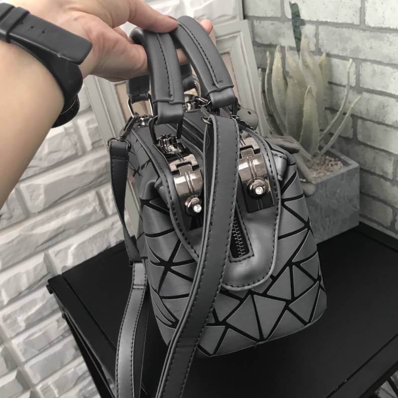 ☃ #กระเป๋าจากงานOutletแท้ 🎈#ภาพถ่ายจากงานขายจริงทั้งหมดนะคะ 🎄 สีเข้าใหม่รุ่น หายากคะ 👍ทรง speedy ขายดี น่ารักมาก สี Metallic grey ( สีเทาเข้มคะ ) มาพร้อมกระต่ายเข้า set เลิศคะ กระเป๋า จากแบรนด์ David Jones กระเป๋าสะพายข้างดี