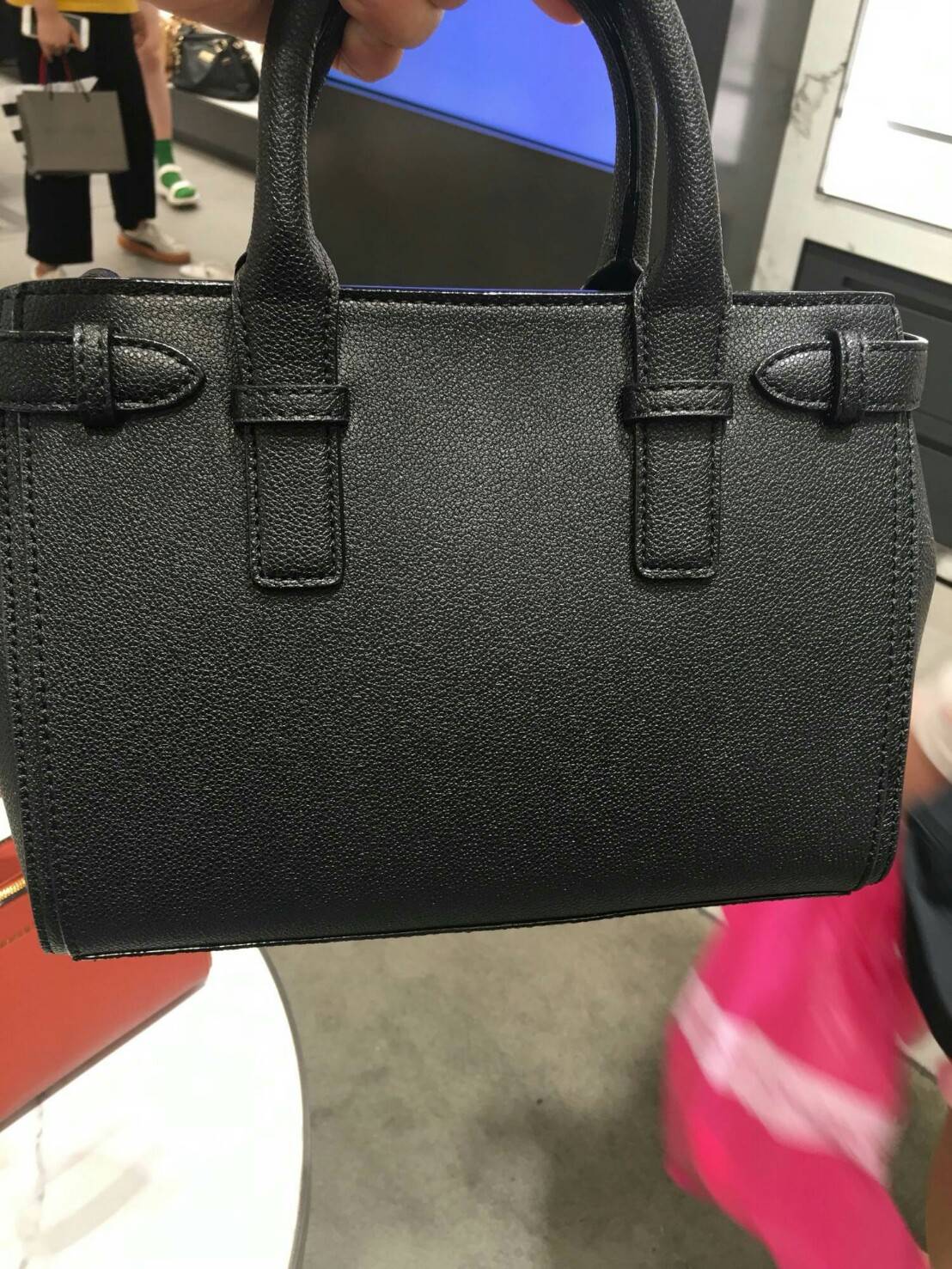 CHARLES & KEITH BASIC TOP HANDLE BAG กระเป๋าถือหรือสะพายรุ่นใหม่ชน shop ดีไซน์สวย อยู่ทรง ขนาดกำลังดี น้ำหนักเบา ด้านหน้าประดับโลโก้แบรนด์ เปิดปิดด้วยซิปสะดวกใช้ ด้านข้างมีสายรัดปรับทรงกระเป๋าค่ะ ภายในมีช่องซิป ใส่กระป๋าสตางค์ใบยาว mini iPad ได้ค่ะ มีหมุด