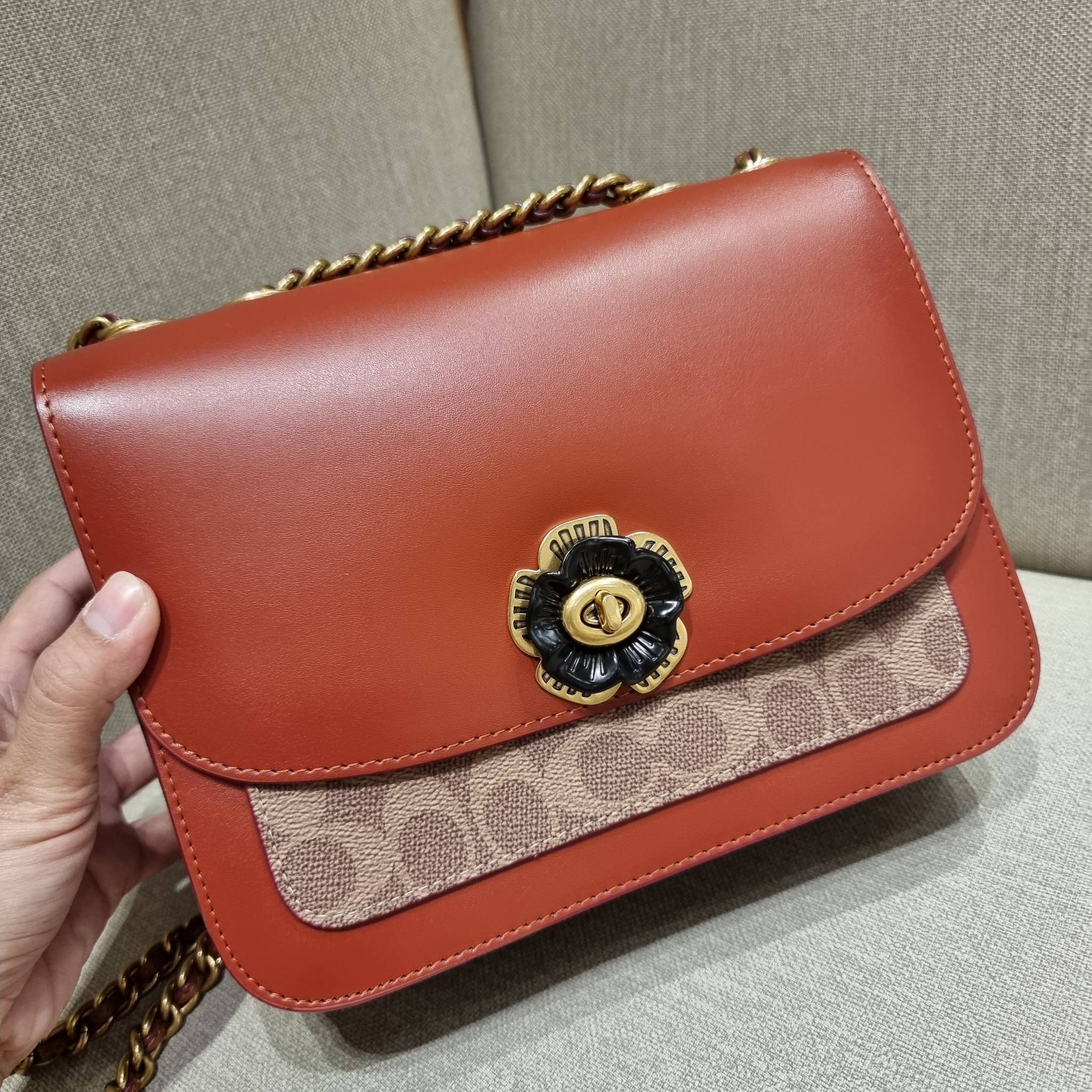 COACH C0827 MADISON SHOULDER BAG IN SIGNATURE CANVAS กระเป๋าสะพายข้าง รุ่นยอดฮิต ไซส์ใหญ่จุใจ ดีไซน์สวย โดดเด่นด้วยตัวล็อครูปดอกไม้ ตกแต่งตัดกันกับลายซีอย่างลงตัว วัสดุหนังแท้สลับหนังแคนวาสเคลือบลาย ภายในแบ่งสัดส่วนให้อย่างดี มาพร้อมสายสะพายในตัว ปรับใช้ไ