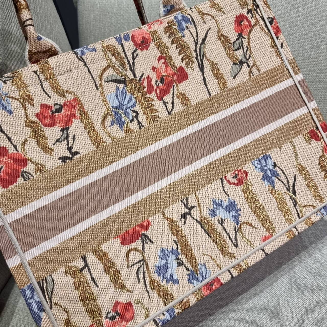 VIP 】HOT ARRIVAL!! DIOR CD SHOPPING BAG WITH GWP กระเป๋าทรงช้อปปิ้งใบใหญ่ จุใจ!! พรีเมี่ยมกิ๊ฟรุ่นดับเบิ้ลฮอต ดีไซน์คลาสสิควินเทจ สวยหรู วัสดุผ้าแคนวาสลายกราฟฟิค ภายในโล่งกว้างมากๆ ใส่ของจุสุดๆ โน้ตบุ้ค ไอแพด กระเป๋าสตางค์ มือถือ หรือเสื้อผ้ายังได้ สะพายค