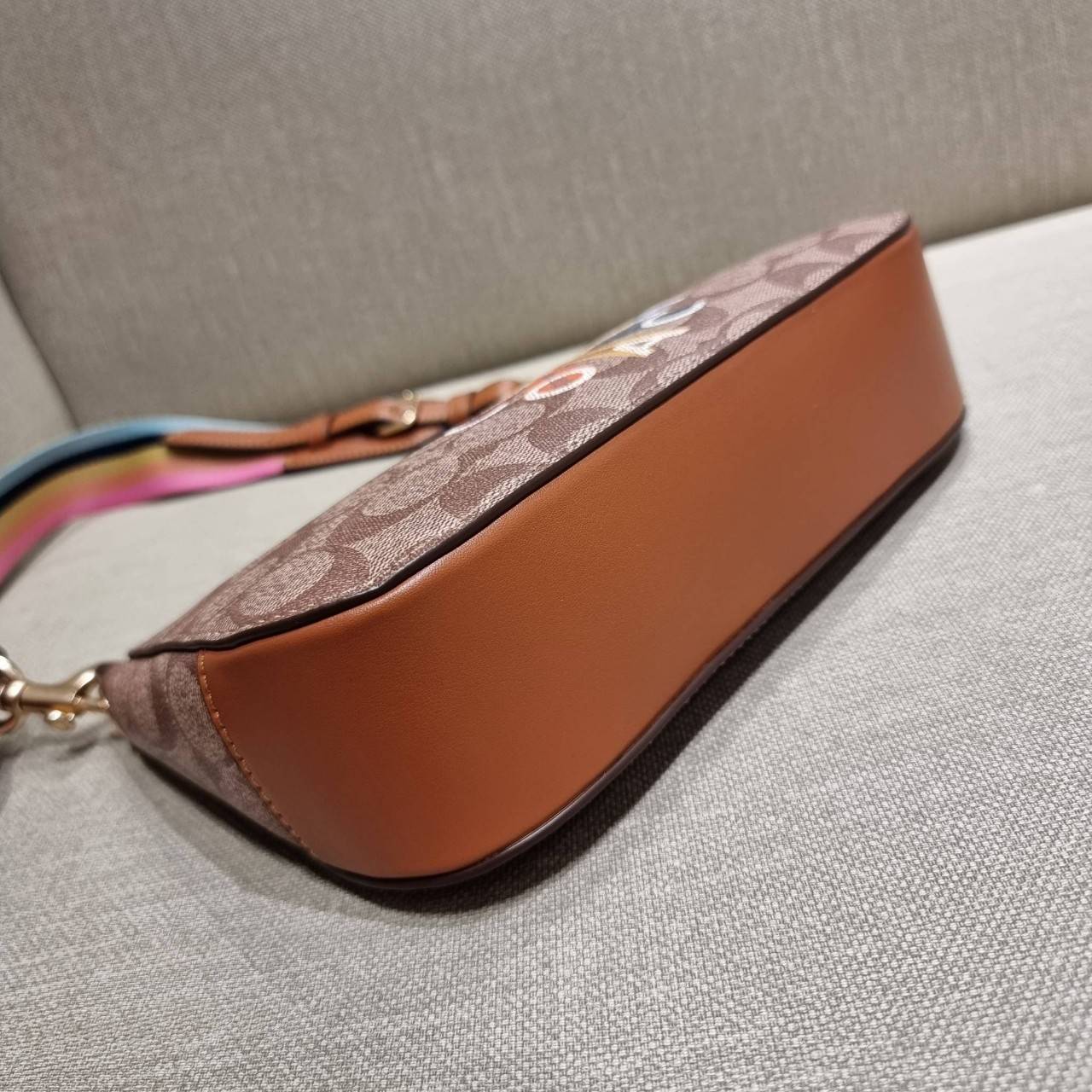 COACH C7264 C6823 C6817 JES BAGUETTE IN SIGNATURE CANVAS คอลเลคชั่นใหม่ล่าสุด พร้อมเสิร์ฟความสวยถึงบ้านเช่นเคย!! กระเป๋าสะพายทรงบาแกตต์ ดีไซน์ย้อนยุค ที่แอบแฝงความเรียบหรูดูแพงอยู่ในตัว โดดเด่นด้วยสายสะพายเส้นใหญ่ โทนสีคอนทราส ทำให้ไอเท็มนี้ดูมีลูกเล่นมาก