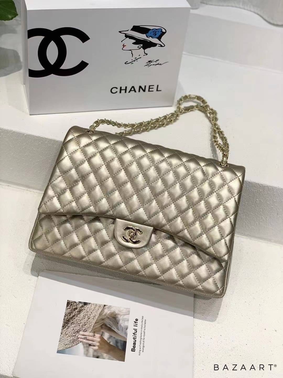 CHANEL MAXI CLASSIC 13.5" กระเป๋าสะพายทรงคลาสสิคใบใหญ่ จุของได้เยอะมากๆ งานสวยหรูมาแต่ไกล สวยงามไม่ผิดหวังค่ะ
