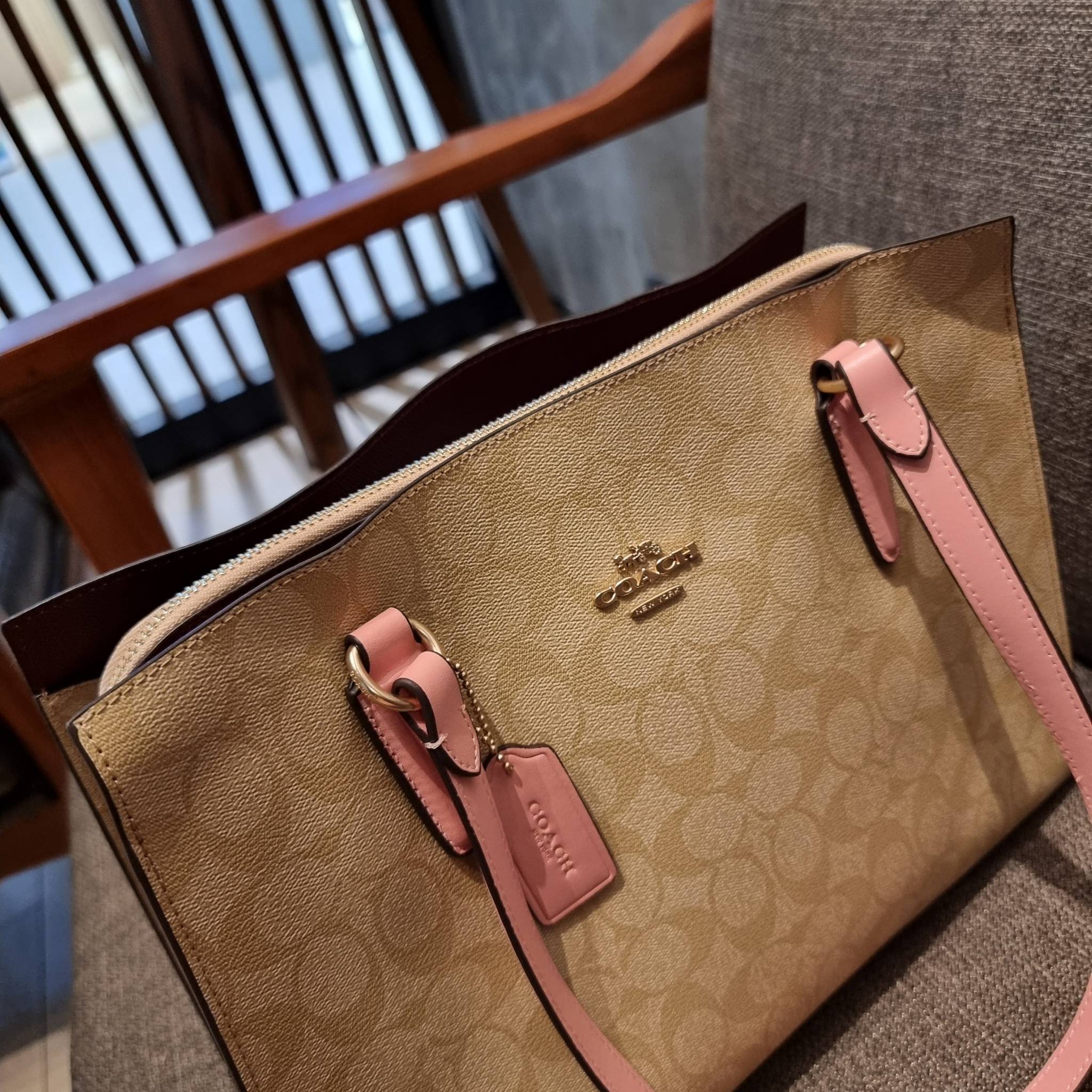 COACH C4075 TATUM CARRYALL IN SIGNATURE CANVAS คอลเลคชั่นใหม่ล่าสุด จัดมาให้ได้สวยก่อนใคร สวยหรูทุกสี!! ลุคผู้ดีต้องมาอีกหนึ่ง กระเป๋าสะพายทรงสวย ที่มาพร้อมสายสะพายไหล่ในตัว และสายครอสบอดี้สำหรับสะพายข้าง วัสดุหนัง crossgrain สวยคมมากๆ ตัวกระเป๋าถูกแบ่งเป