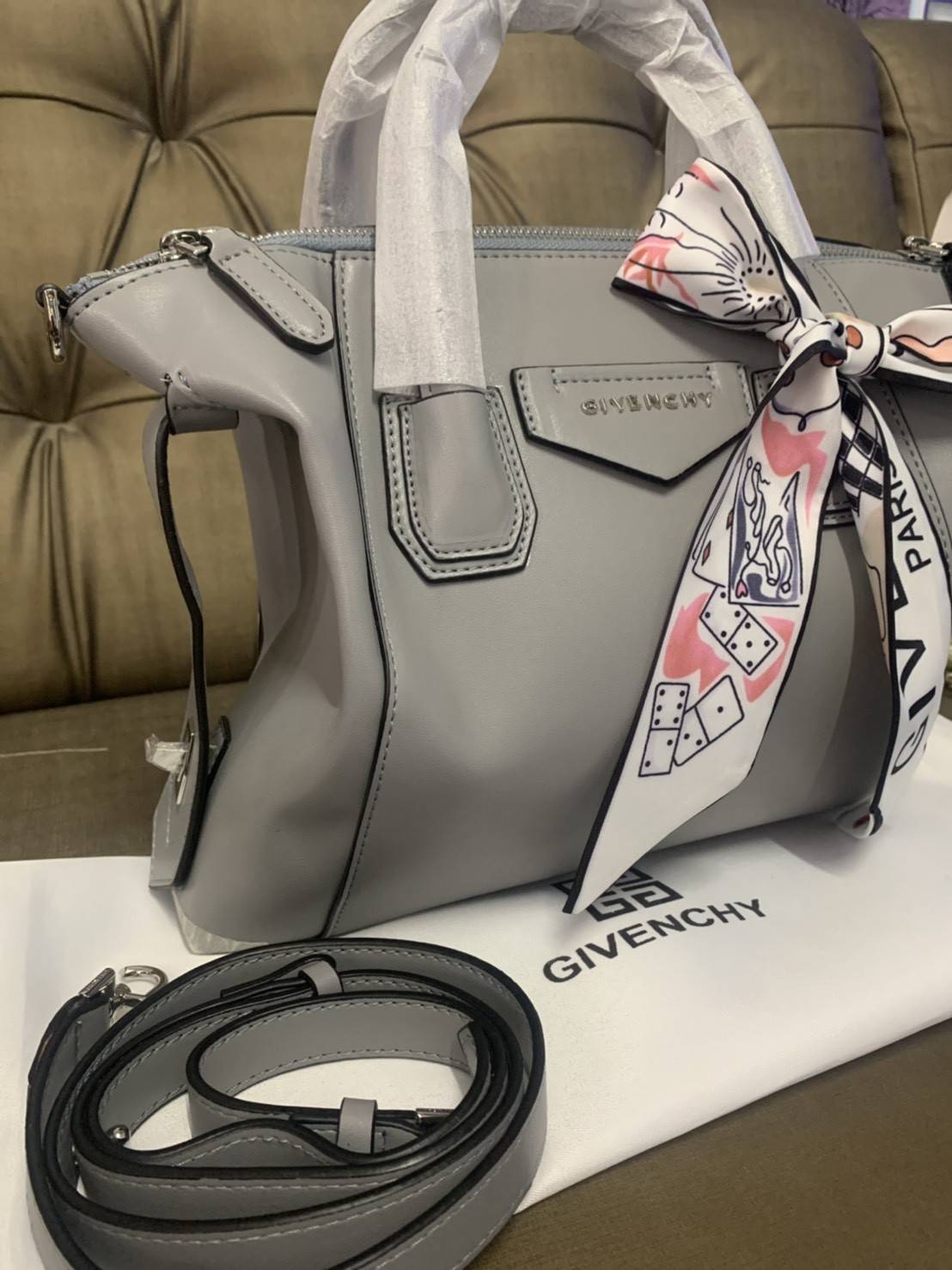 Givenchy Antigona Soft Small Leather Bag เข้ารอบใหม่ ราคาดีต่อใจ .. ไม่มีไม่ได้แล้ว! กระเป๋ารุ่น Iconic อย่าง Antigona Soft รุ่น "Classic" **มาพร้อมผ้าผูกโบว์ น่ารักมากมาย ประดับด้วยสัญลักษณ์ของแบรนด์ Givenchy ด้านหน้า **อะไหล่เงิน ไอเท็มยอดฮิตท