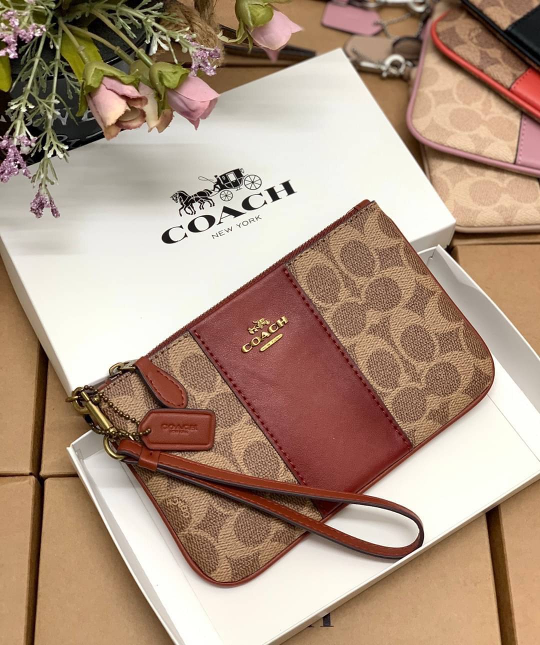 ORI COACH SMALL WRISTLET IN COLORBLOCK SIGNATURE ((32445)) ✔️กระเป๋าคล้องมือ วัสดหนัง pvc อย่างดี ลายซิกเนเจอร์ ตัดขอบสีตรงกลางสวยงามมากๆค่ะ
