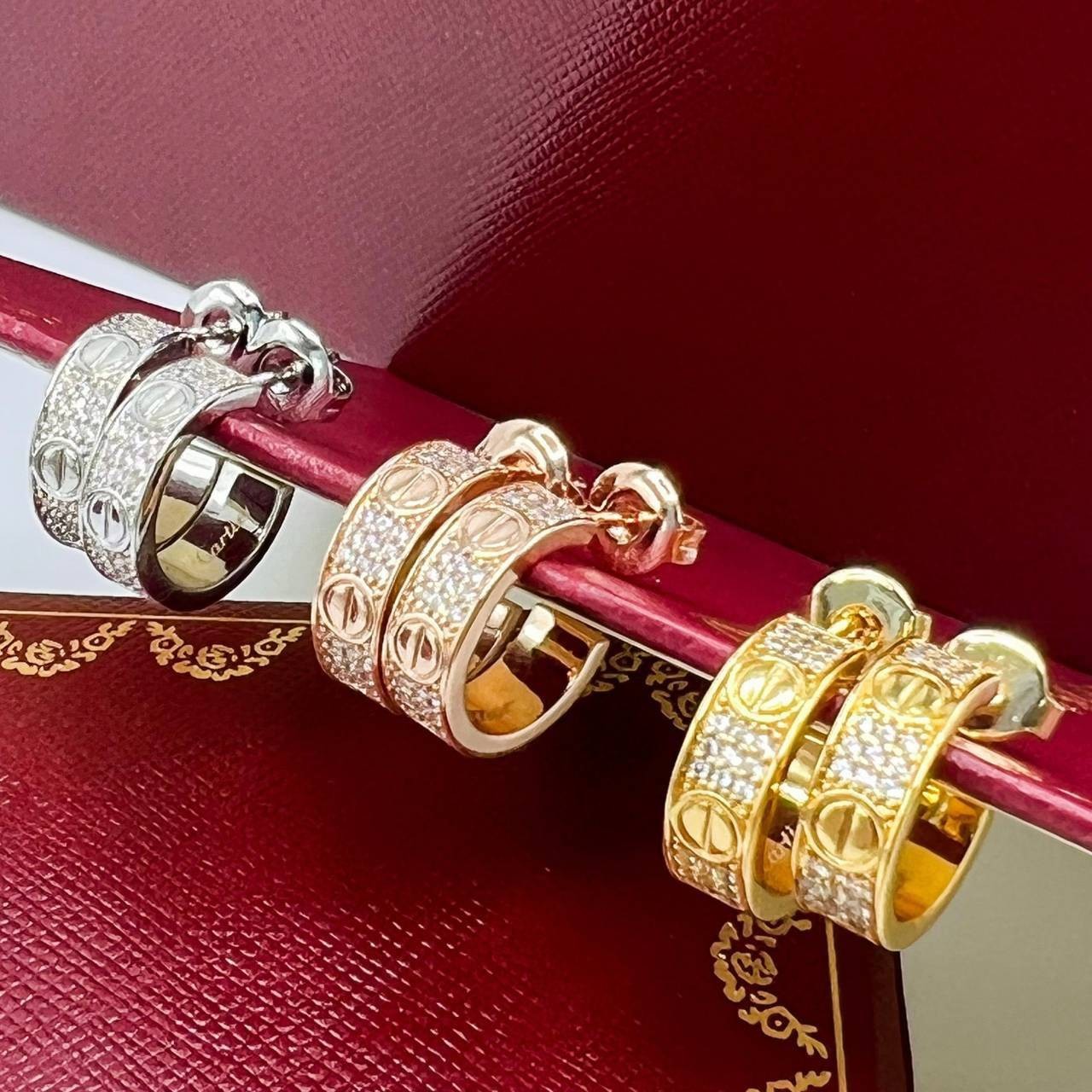 CARTIER LOVE EARRINGS ต่างหูคาเทียร์ รุ่น LOVE มีเพชร พร้อมกล่อง ภาพถ่ายจากงานจริง งานปั้มวัสดุโลหะเคลือบขึ้นเงาตามรูป ใช้งานต่างประเทศได้